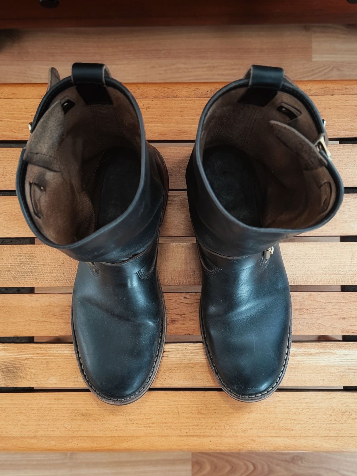 Photo by old_walrus on November 2, 2025 of the White's Max Schaaf 4Q x White's Engineer in Horween Black Chromexcel.