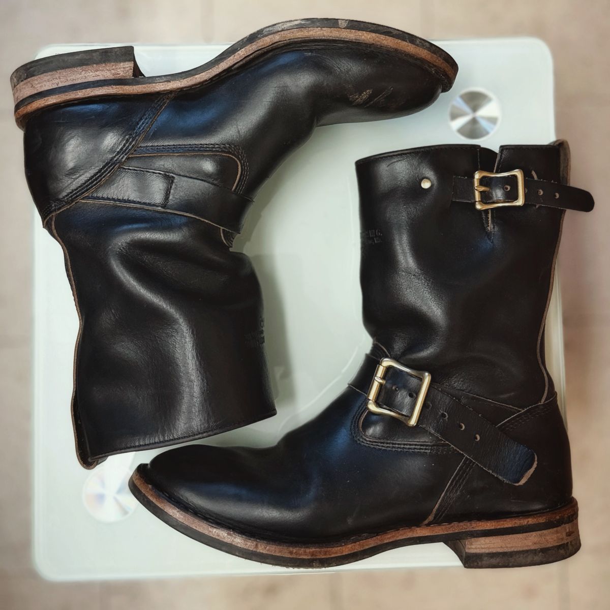 Photo by old_walrus on December 3, 2025 of the White's Max Schaaf 4Q x White's Engineer in Horween Black Chromexcel.