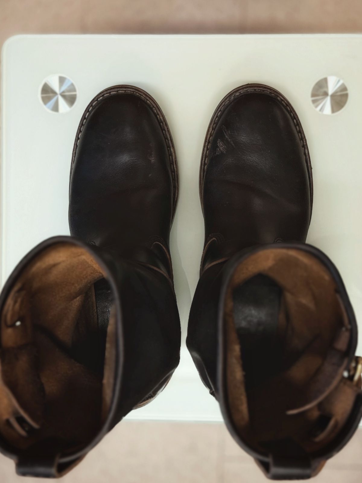 Photo by old_walrus on December 3, 2025 of the White's Max Schaaf 4Q x White's Engineer in Horween Black Chromexcel.