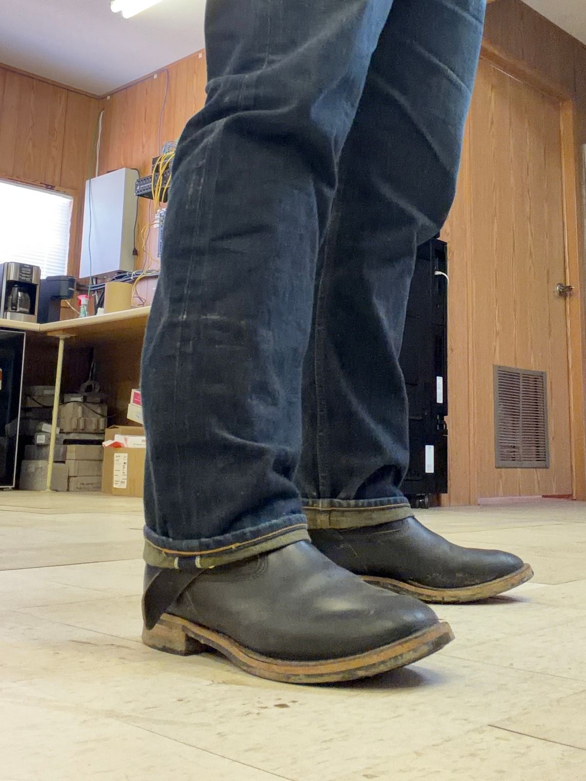 Photo by old_walrus on February 5, 2026 of the White's Max Schaaf 4Q x White's Engineer in Horween Black Chromexcel.