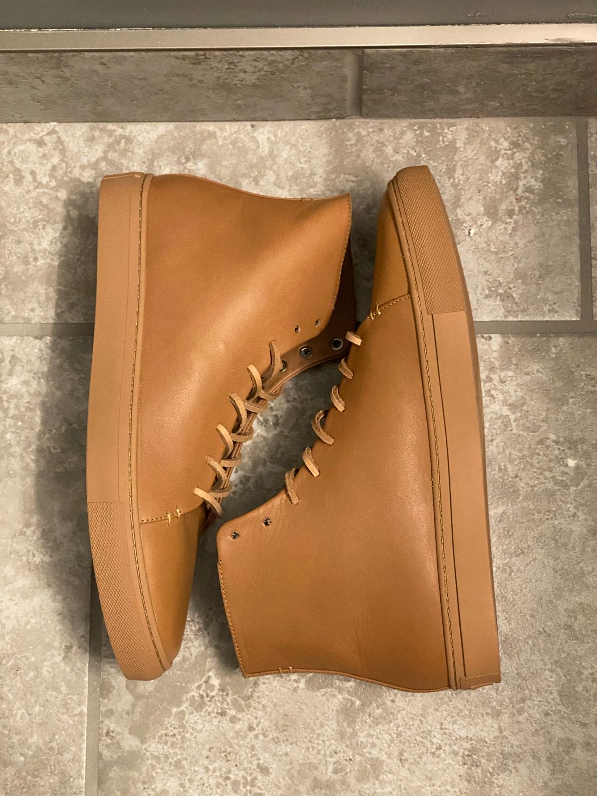 Photo by blytle on October 1, 2022 of the Thursday Premier High Top in Natural Vachetta.