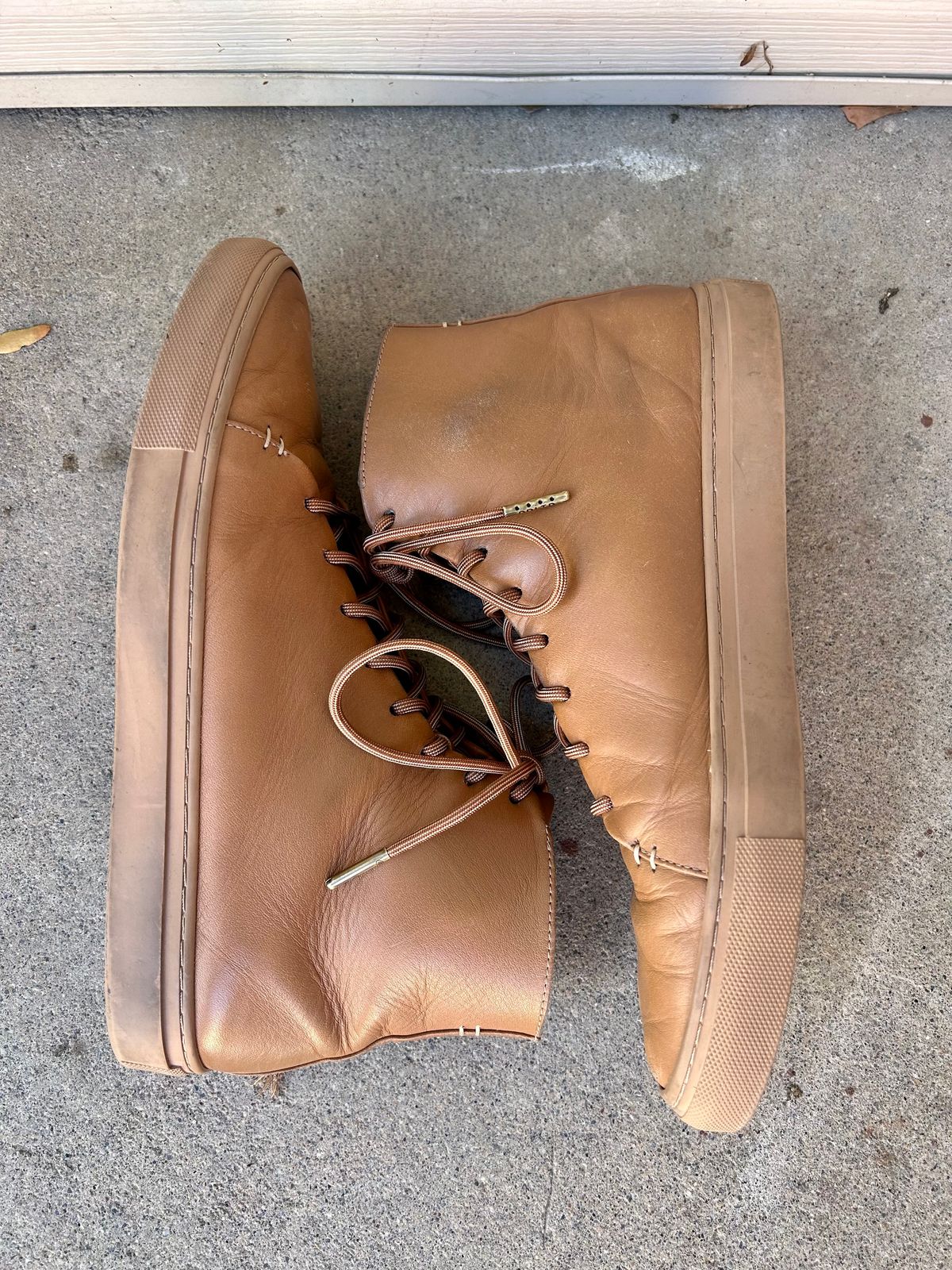 Photo by blytle on December 2, 2022 of the Thursday Premier High Top in Natural Vachetta.