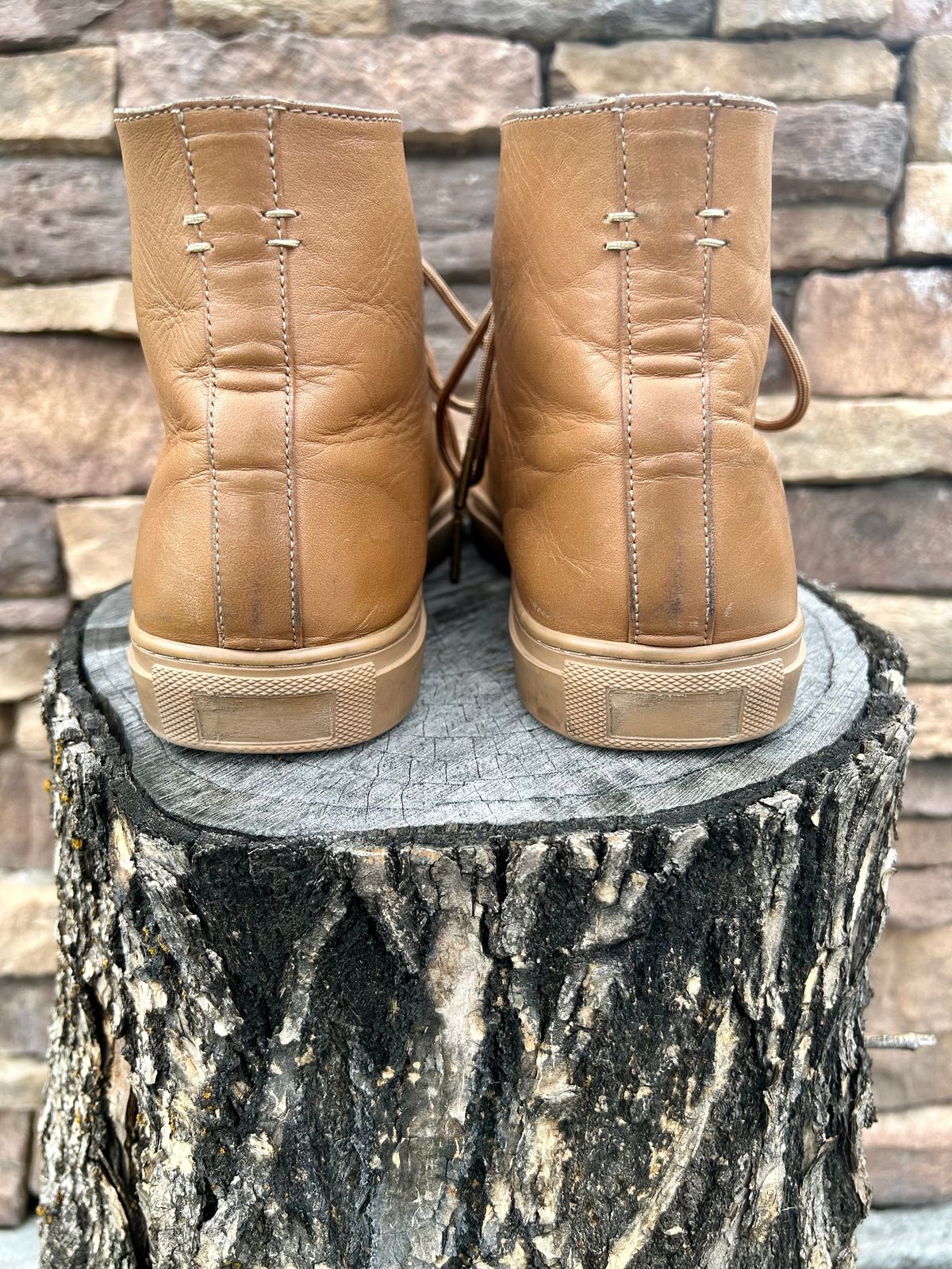 Photo by blytle on April 5, 2023 of the Thursday Premier High Top in Natural Vachetta.