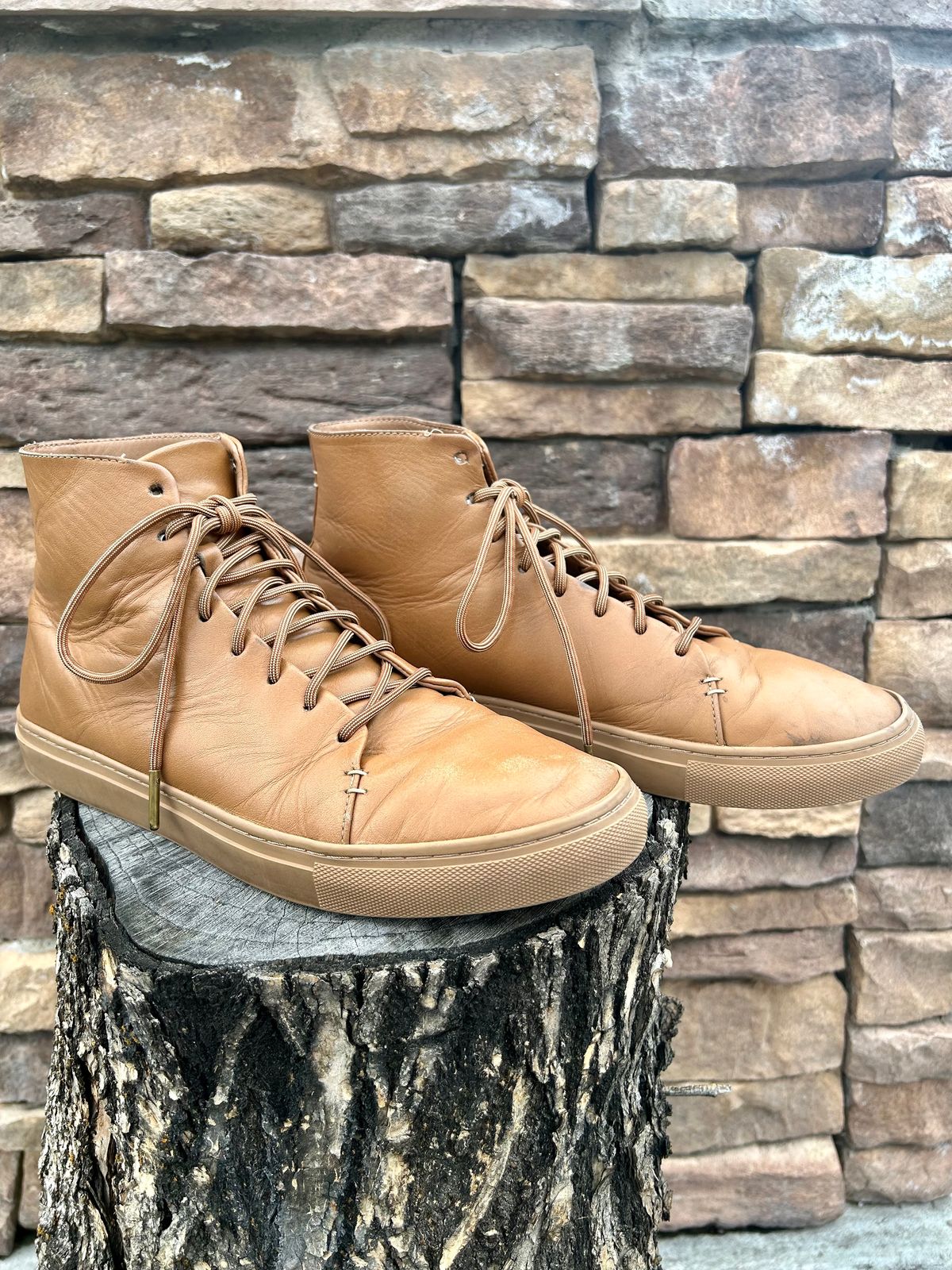 Photo by blytle on April 5, 2023 of the Thursday Premier High Top in Natural Vachetta.