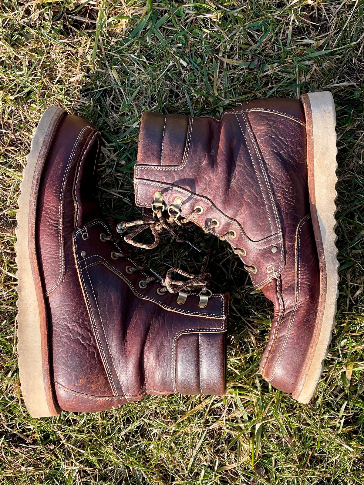 Photo by bootsandblocks on March 1, 2023 of the Grant Stone Field Boot in Seidel Walnut Bison.