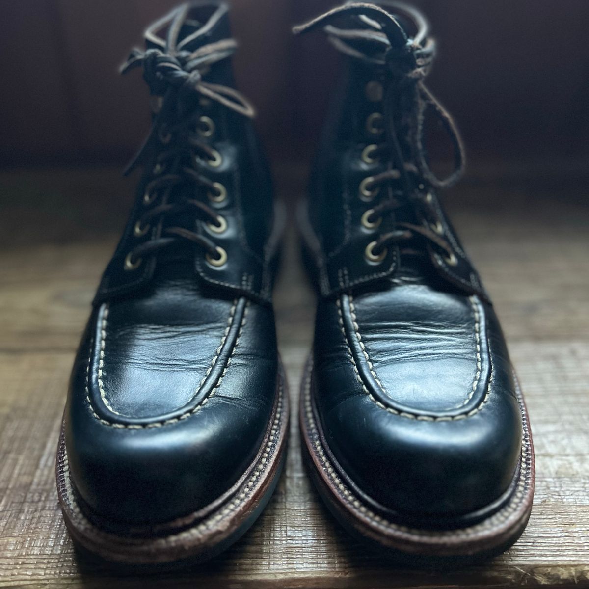 Photo by ezroller on February 5, 2024 of the Grant Stone Brass Boot in Horween Black Chromexcel.