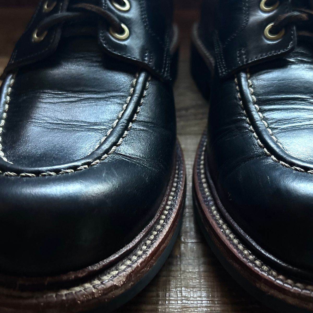 Photo by ezroller on February 5, 2024 of the Grant Stone Brass Boot in Horween Black Chromexcel.