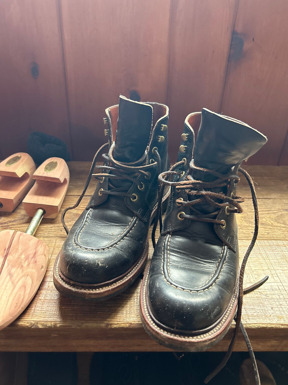 Photo by ezroller on January 14, 2024 of the Grant Stone Brass Boot in Horween Black Chromexcel.