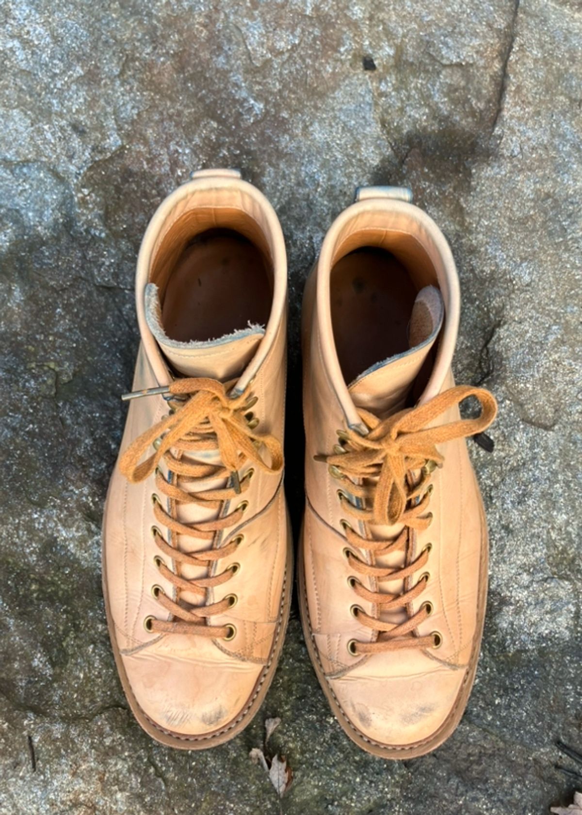 Photo by Bobs0108 on January 1, 2025 of the Sagara Cordmaster in Indonesian Natural Veg Tan.