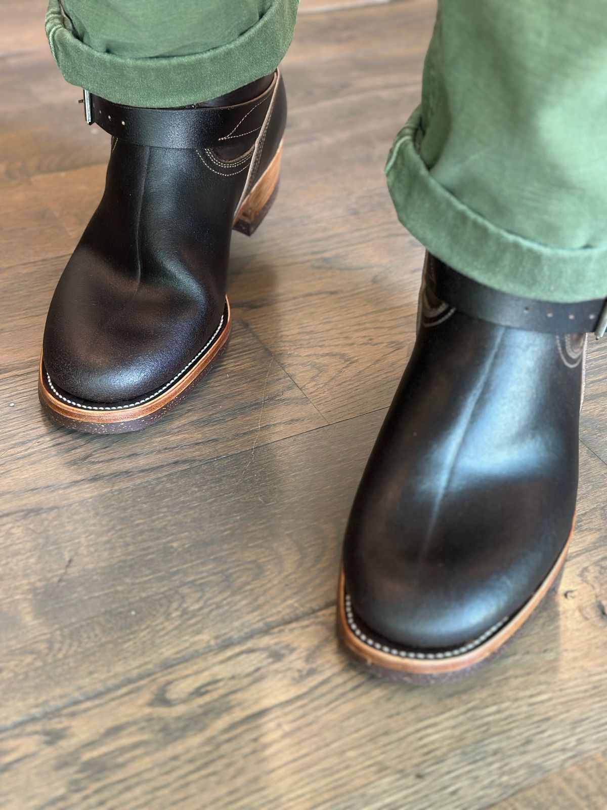 Photo by northsouthdenimguy on July 23, 2025 of the Unsung U 22-2 Engineer Boot in Horween Dark Brown Waxed Flesh & Grain Side Horween DarknBrown waxed flesh Overdyed Dark Brown.