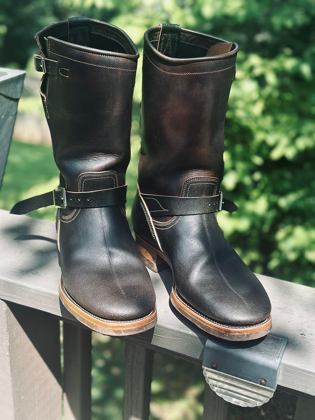 Photo by northsouthdenimguy on August 16, 2025 of the Unsung U 22-2 Engineer Boot in Horween Dark Brown Waxed Flesh & Grain Side Horween DarknBrown waxed flesh Overdyed Dark Brown.