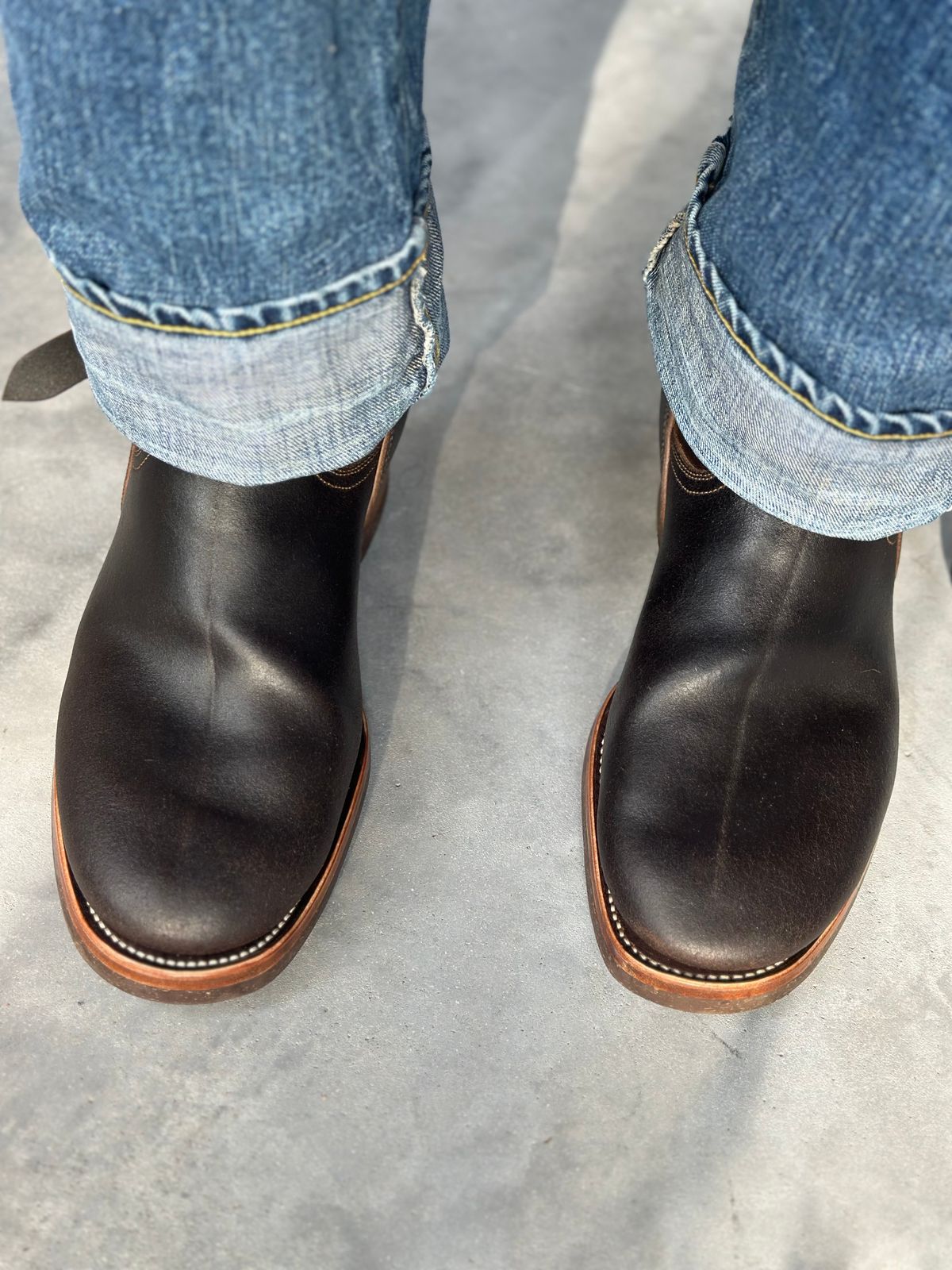 Photo by northsouthdenimguy on September 26, 2025 of the Unsung U 22-2 Engineer Boot in Horween Dark Brown Waxed Flesh & Grain Side Horween DarknBrown waxed flesh Overdyed Dark Brown.