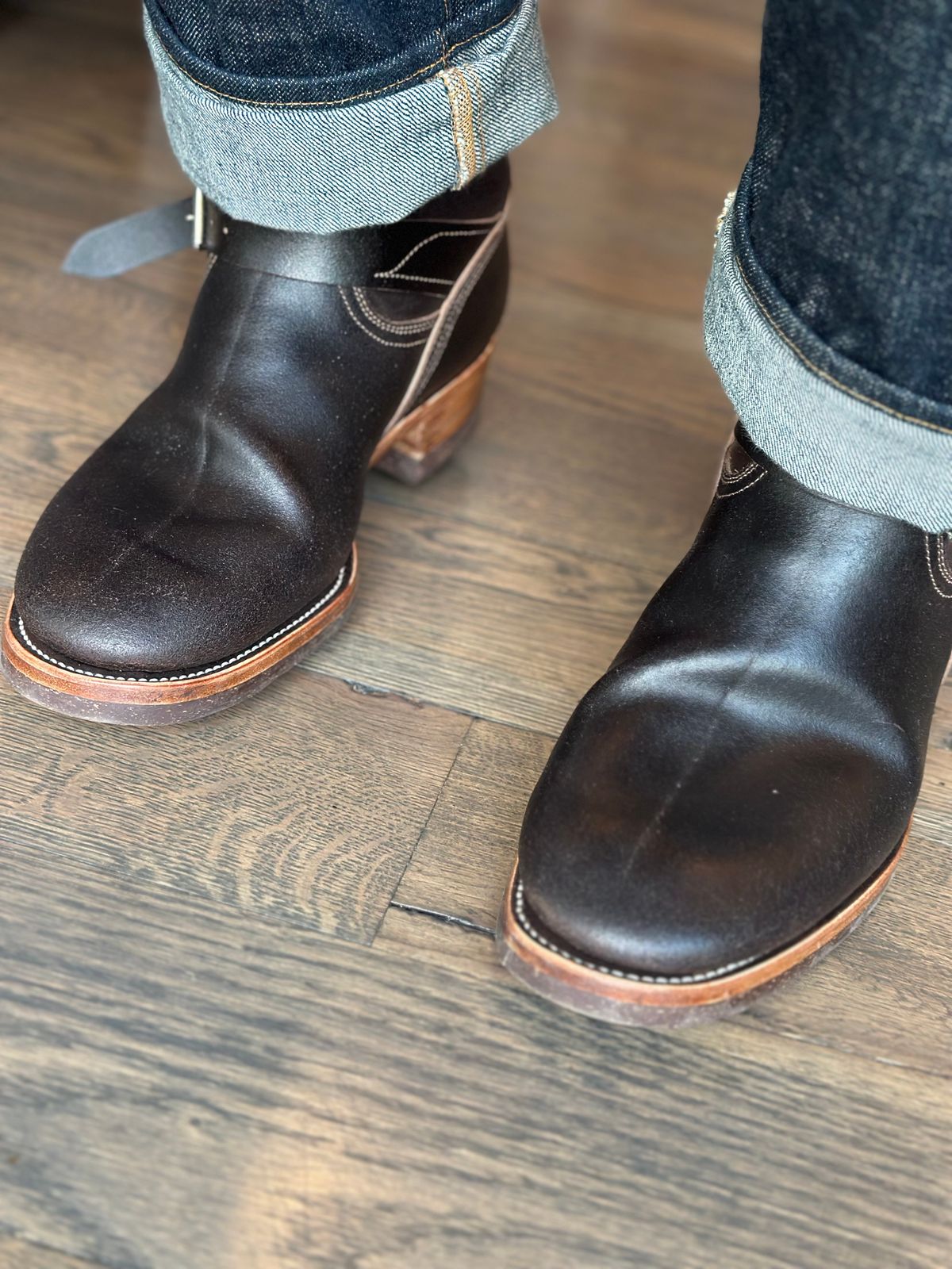 Photo by northsouthdenimguy on October 7, 2025 of the Unsung U 22-2 Engineer Boot in Horween Dark Brown Waxed Flesh & Grain Side Horween DarknBrown waxed flesh Overdyed Dark Brown.