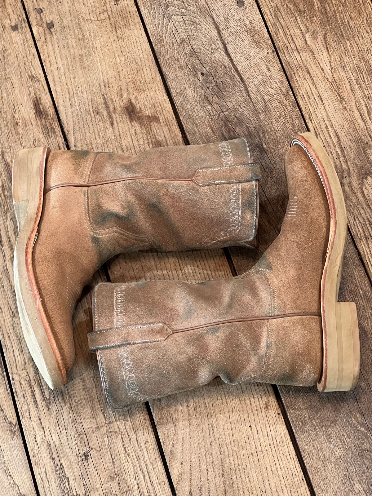 Photo by northsouthdenimguy on November 1, 2022 of the Rios of Mercedes x The Black Bear Brand The Wild West Roughrider in Horween Marine Field Roughout.
