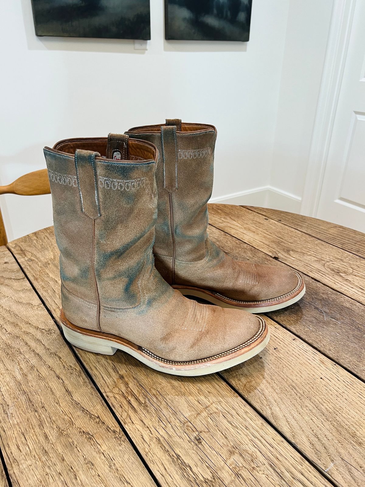 Photo by northsouthdenimguy on December 2, 2022 of the Rios of Mercedes x The Black Bear Brand The Wild West Roughrider in Horween Marine Field Roughout.
