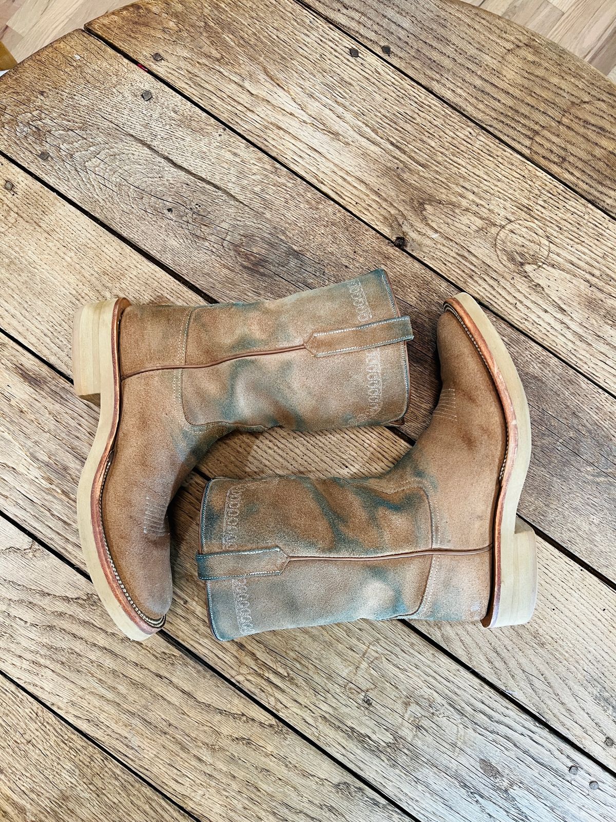 Photo by northsouthdenimguy on December 3, 2022 of the Rios of Mercedes x The Black Bear Brand The Wild West Roughrider in Horween Marine Field Roughout.