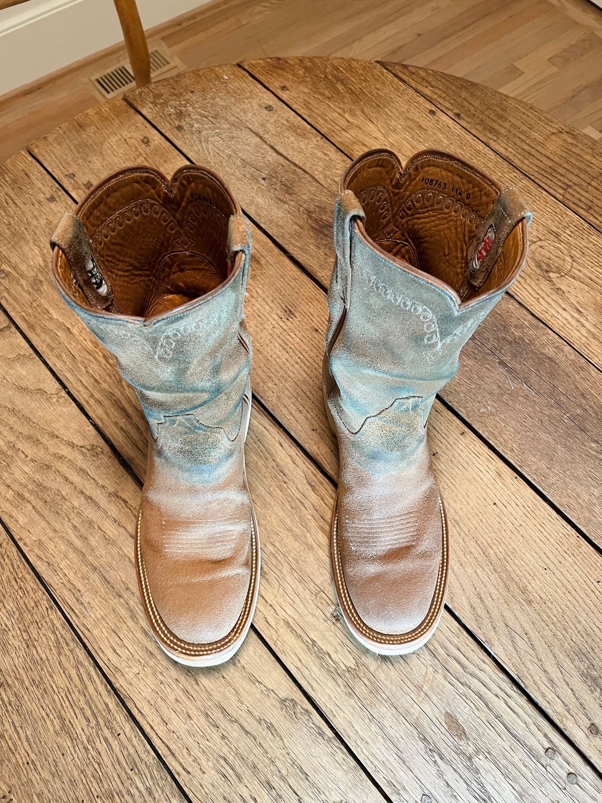 Photo by northsouthdenimguy on December 4, 2022 of the Rios of Mercedes x The Black Bear Brand The Wild West Roughrider in Horween Marine Field Roughout.