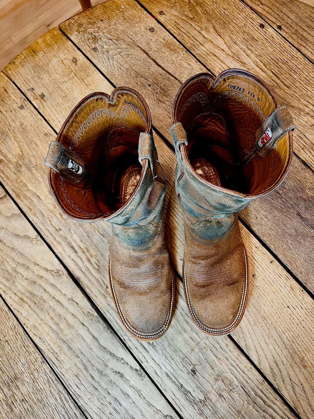 Photo by northsouthdenimguy on January 3, 2023 of the Rios of Mercedes x The Black Bear Brand The Wild West Roughrider in Horween Marine Field Roughout.