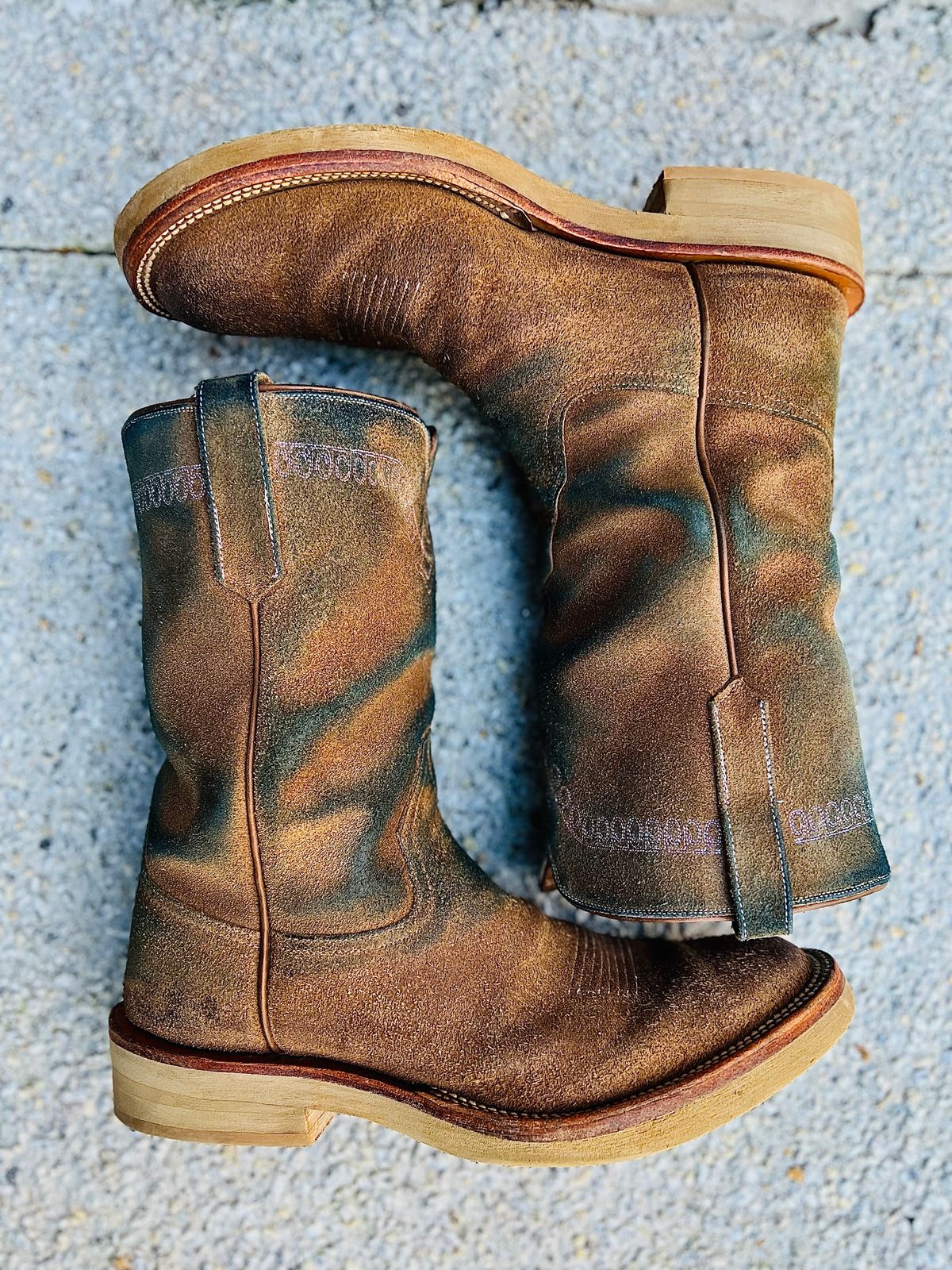 Photo by northsouthdenimguy on February 4, 2023 of the Rios of Mercedes x The Black Bear Brand The Wild West Roughrider in Horween Marine Field Roughout.