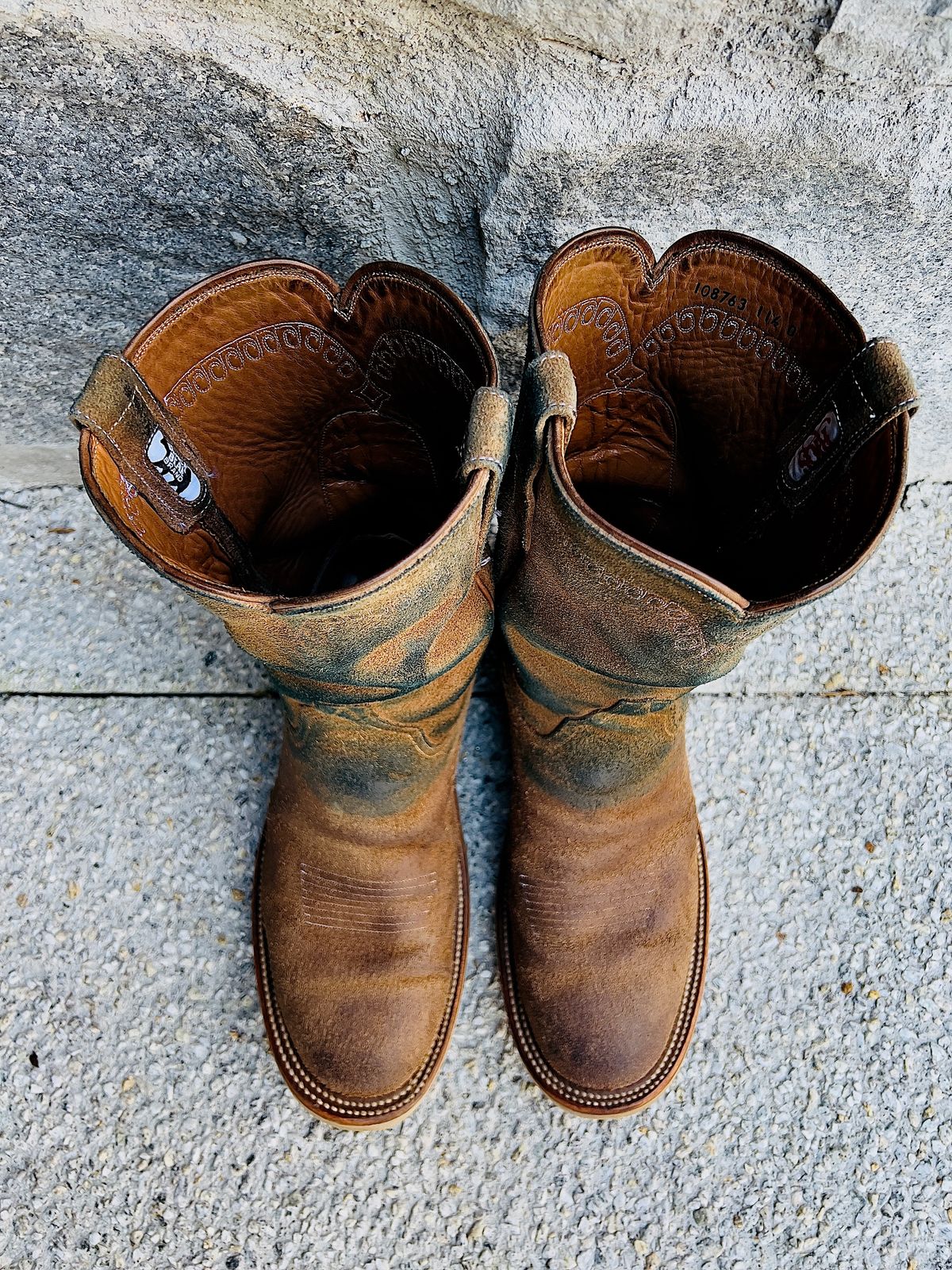 Photo by northsouthdenimguy on February 4, 2023 of the Rios of Mercedes x The Black Bear Brand The Wild West Roughrider in Horween Marine Field Roughout.