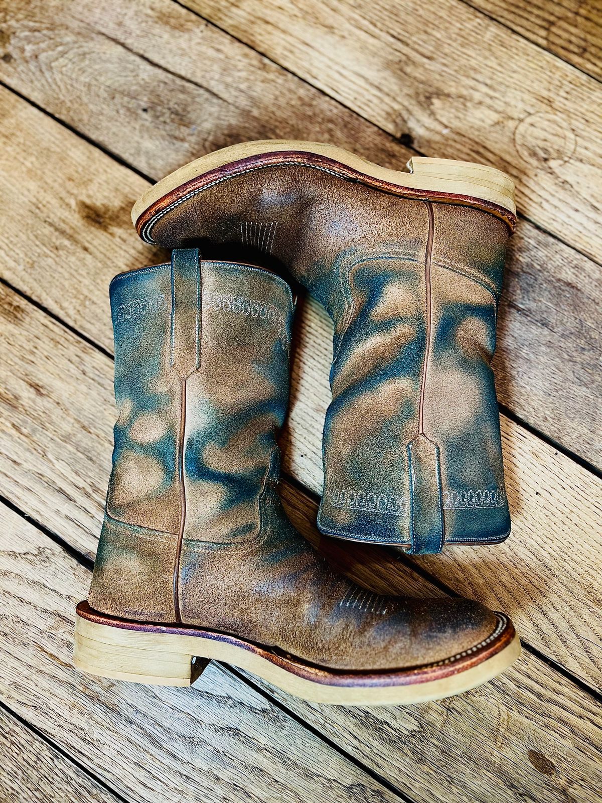 Photo by northsouthdenimguy on March 2, 2023 of the Rios of Mercedes x The Black Bear Brand The Wild West Roughrider in Horween Marine Field Roughout.