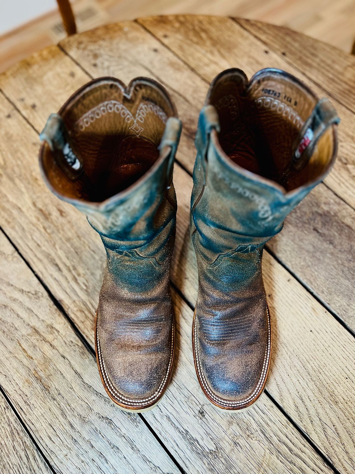 Photo by northsouthdenimguy on March 2, 2023 of the Rios of Mercedes x The Black Bear Brand The Wild West Roughrider in Horween Marine Field Roughout.