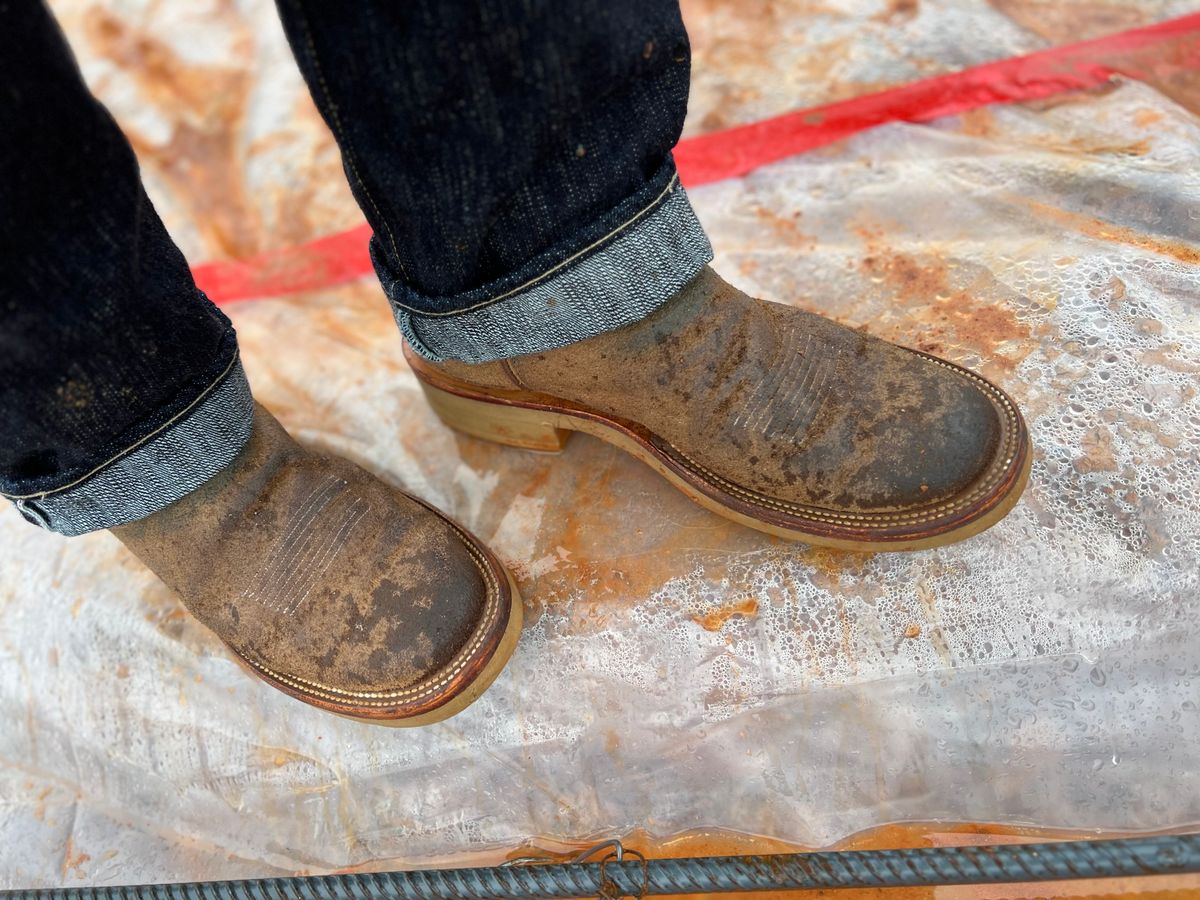 Photo by northsouthdenimguy on March 2, 2023 of the Rios of Mercedes x The Black Bear Brand The Wild West Roughrider in Horween Marine Field Roughout.