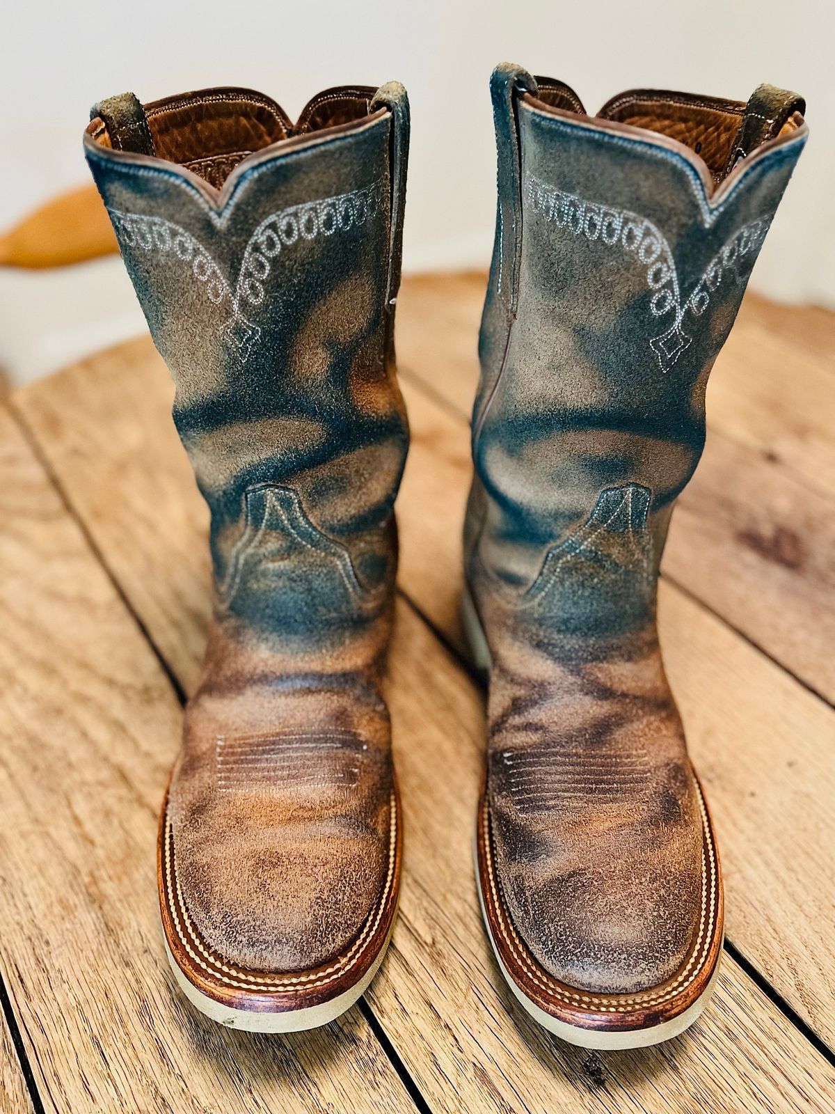 Photo by northsouthdenimguy on April 1, 2023 of the Rios of Mercedes x The Black Bear Brand The Wild West Roughrider in Horween Marine Field Roughout.