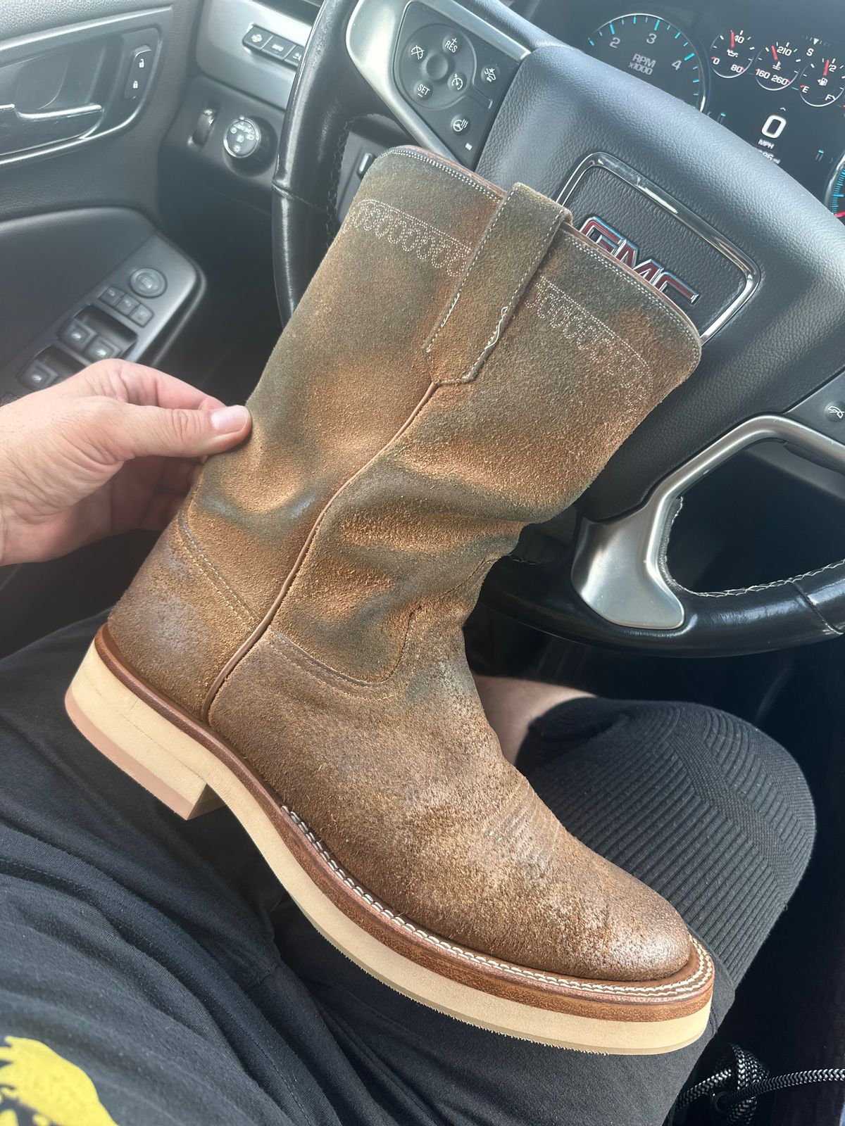 Photo by northsouthdenimguy on May 20, 2025 of the Rios of Mercedes x The Black Bear Brand The Wild West Roughrider in Horween Marine Field Roughout.