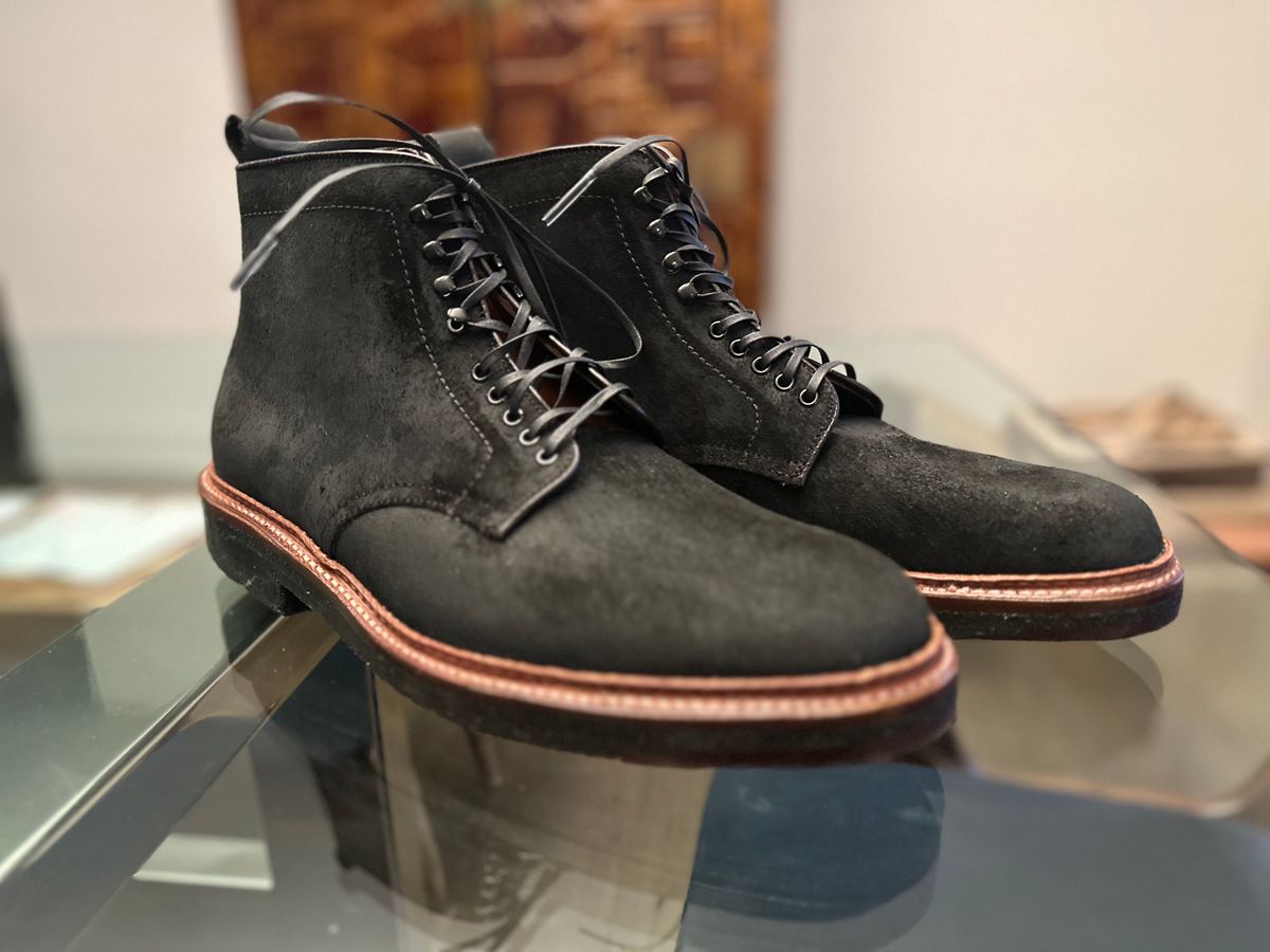 Photo by northsouthdenimguy on April 19, 2024 of the Alden Plain Toe Boot in Horween Earth Chamois Roughout.