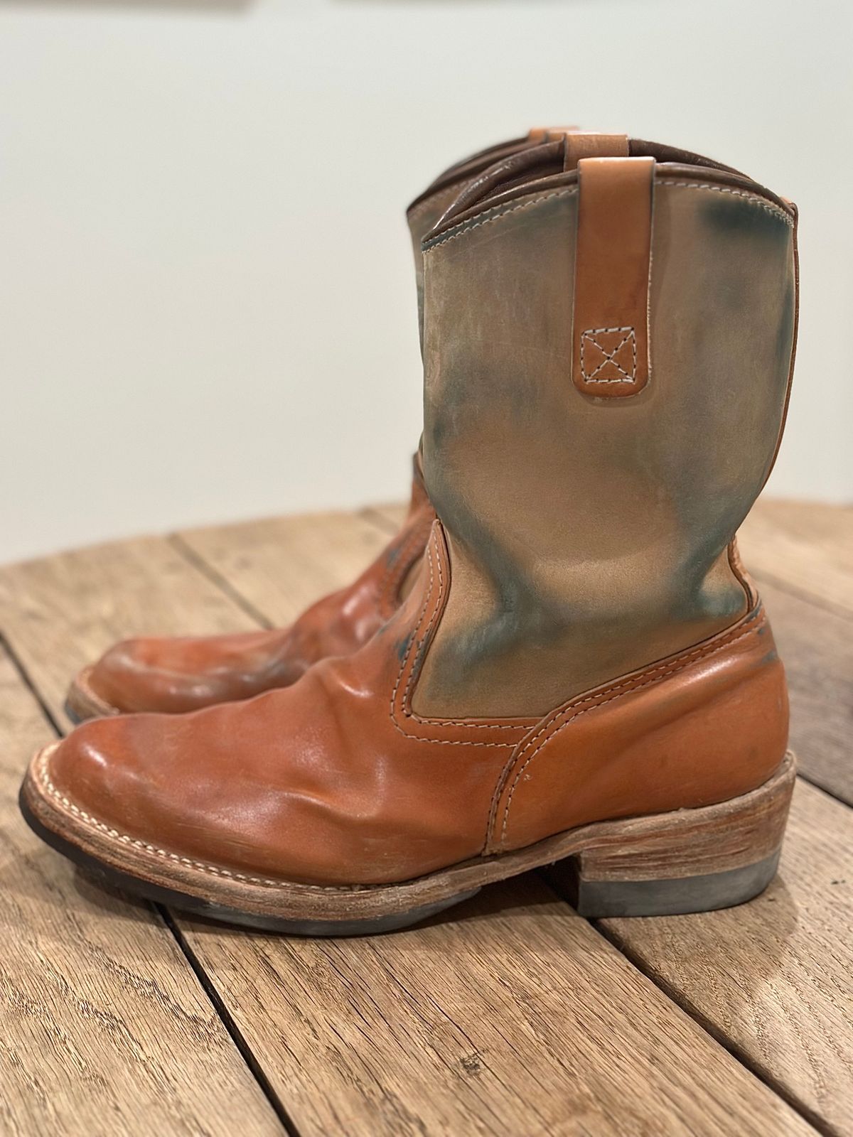 Photo by northsouthdenimguy on December 1, 2025 of the Wesco Morrison in Maryam Glazed Natural Horsehide.