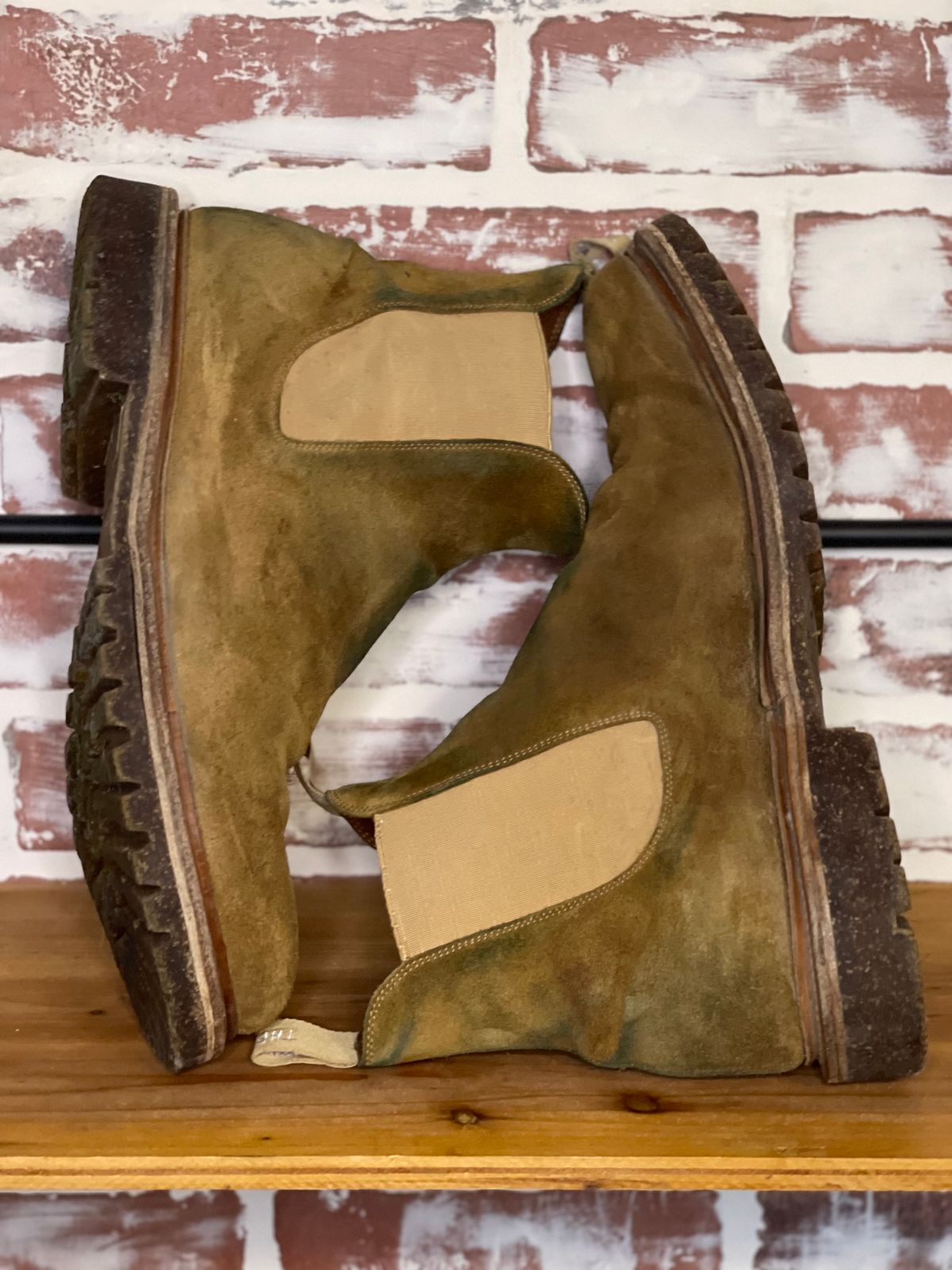 Photo by patinalfather on January 3, 2025 of the Viberg Chelsea in Conceria Opera Calfskin Suede.