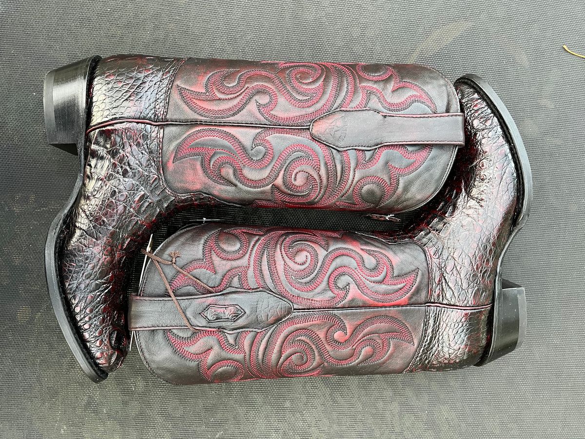 Photo by MrSaver on October 1, 2023 of the Los Altos Cowboy boot in Black Cherry Hornback Caiman.