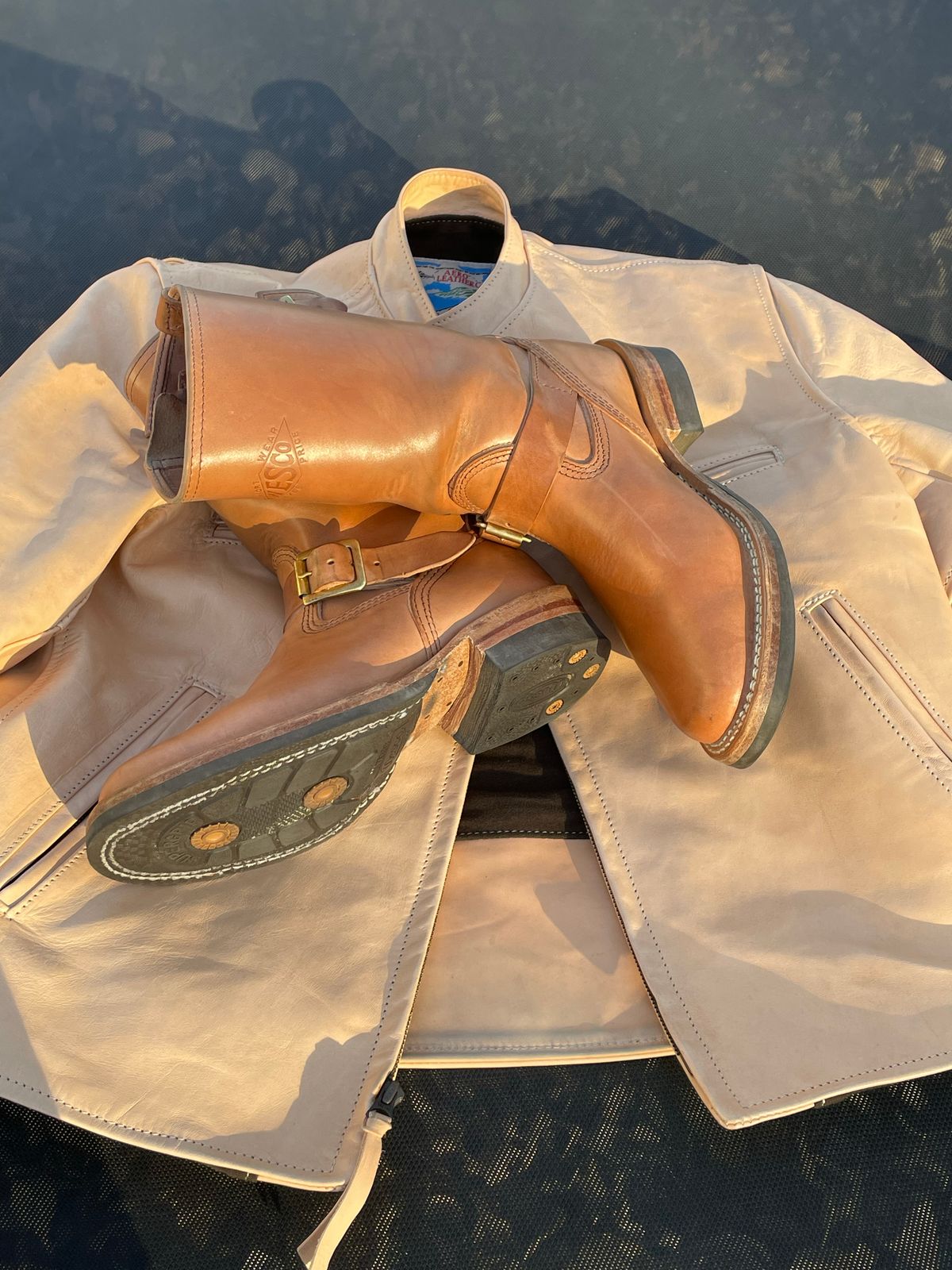 Photo by MrSaver on November 21, 2022 of the Wesco Mister Lou in Maryam Natural Horsebutt.