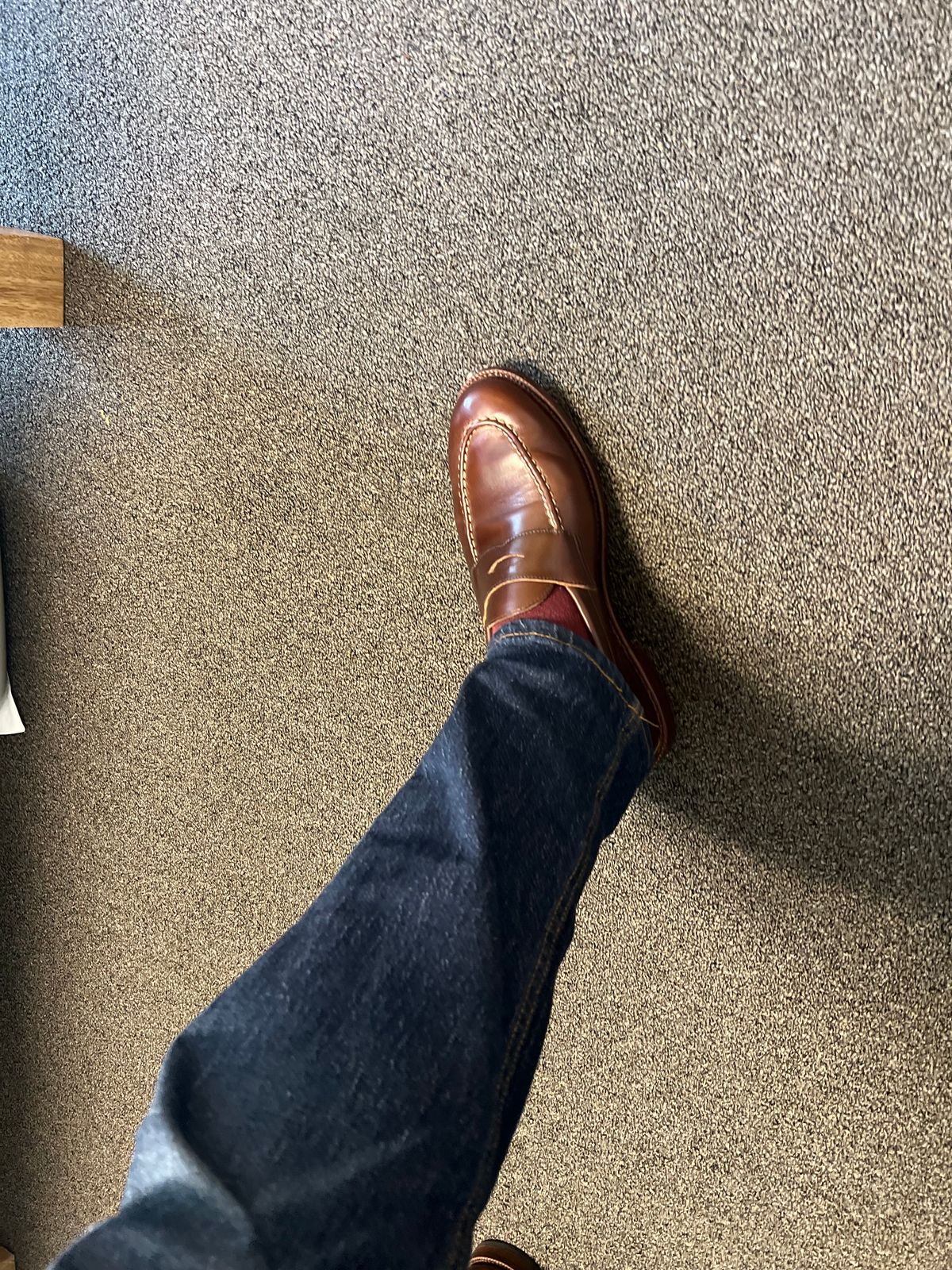 Photo by Snailchang on August 21, 2023 of the Grant Stone Traveler Penny in Horween Crimson Chromexcel.
