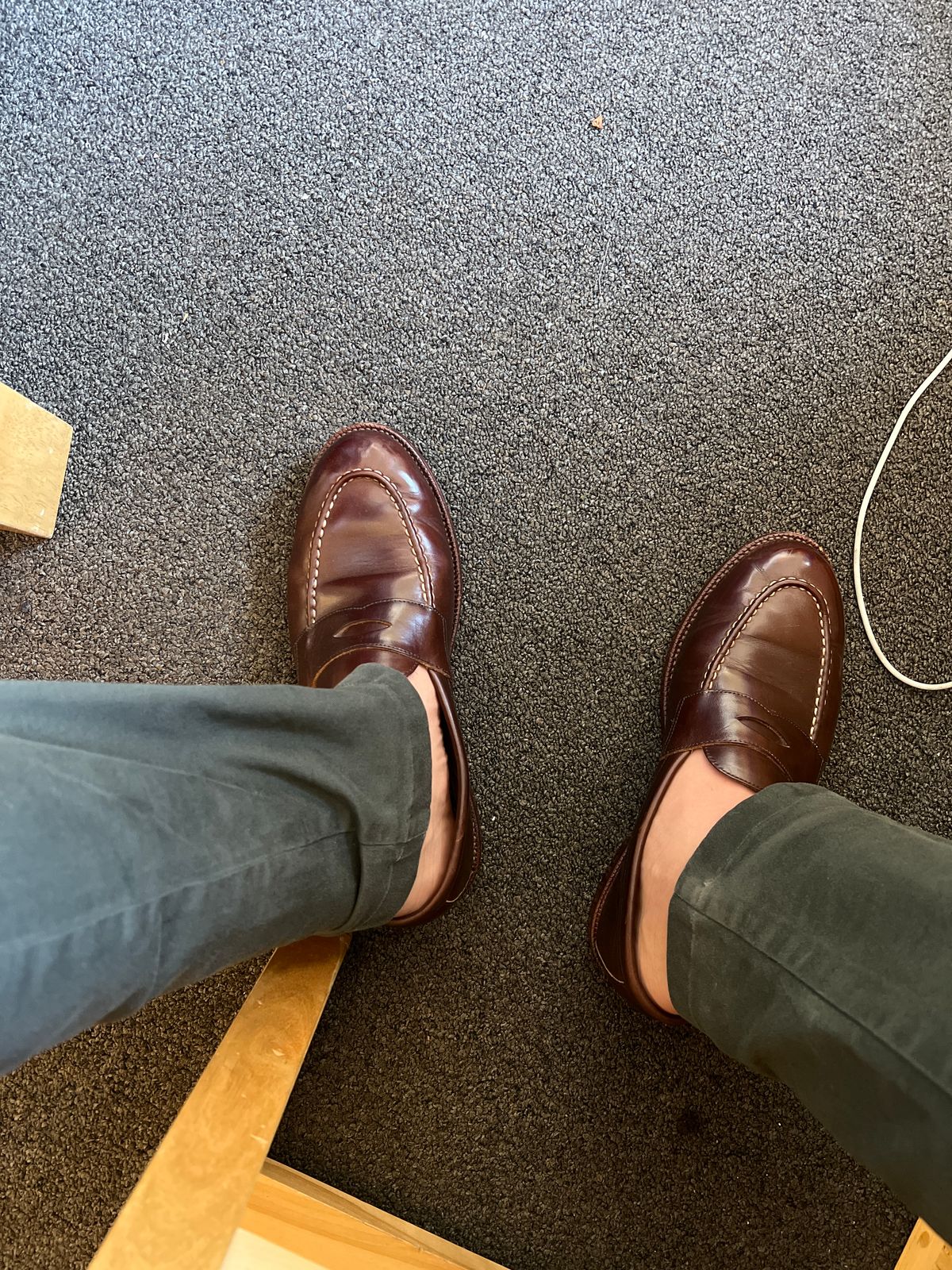 Photo by Snailchang on November 8, 2023 of the Grant Stone Traveler Penny in Horween Crimson Chromexcel.