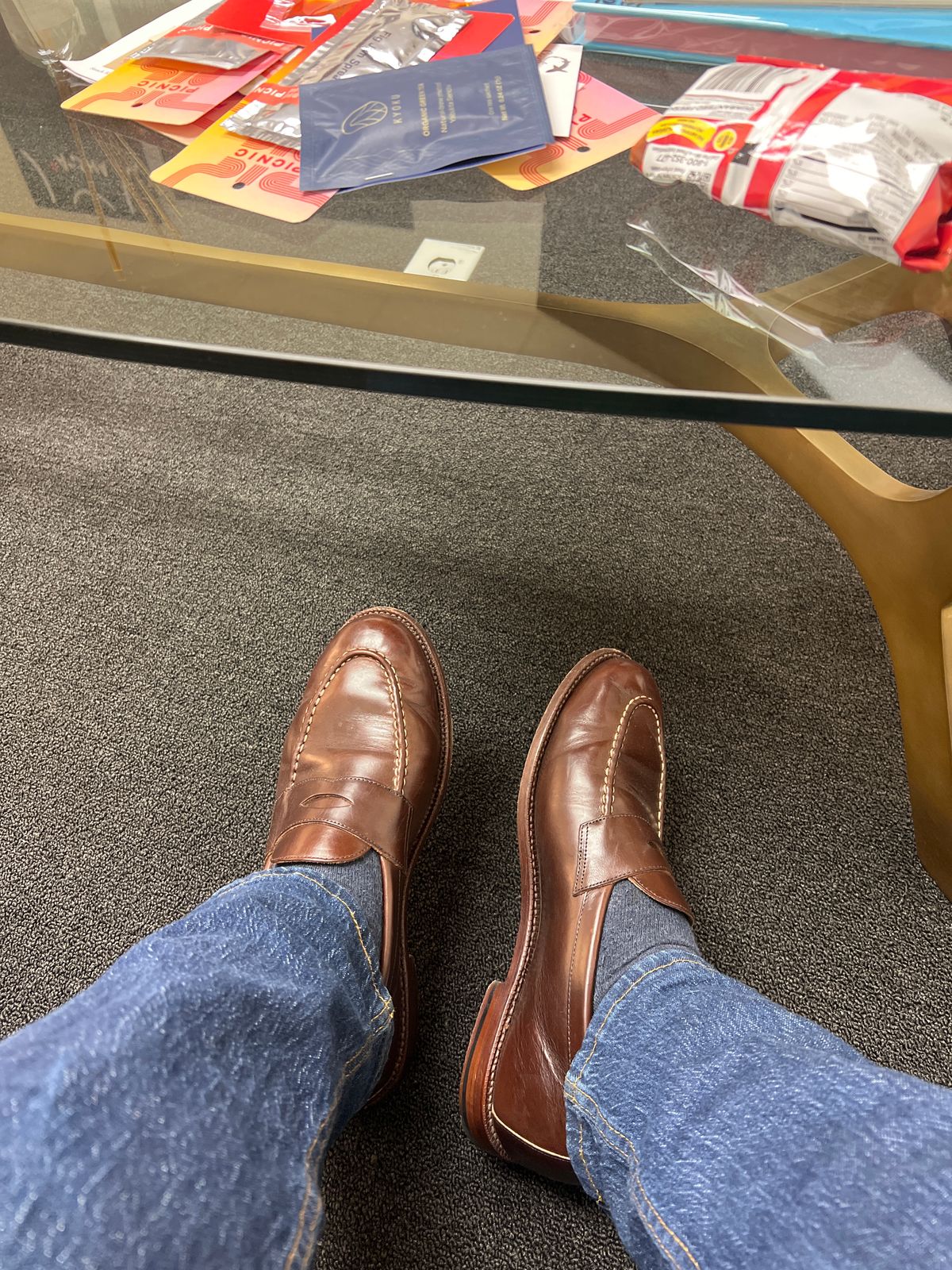 Photo by Snailchang on January 15, 2024 of the Grant Stone Traveler Penny in Horween Crimson Chromexcel.