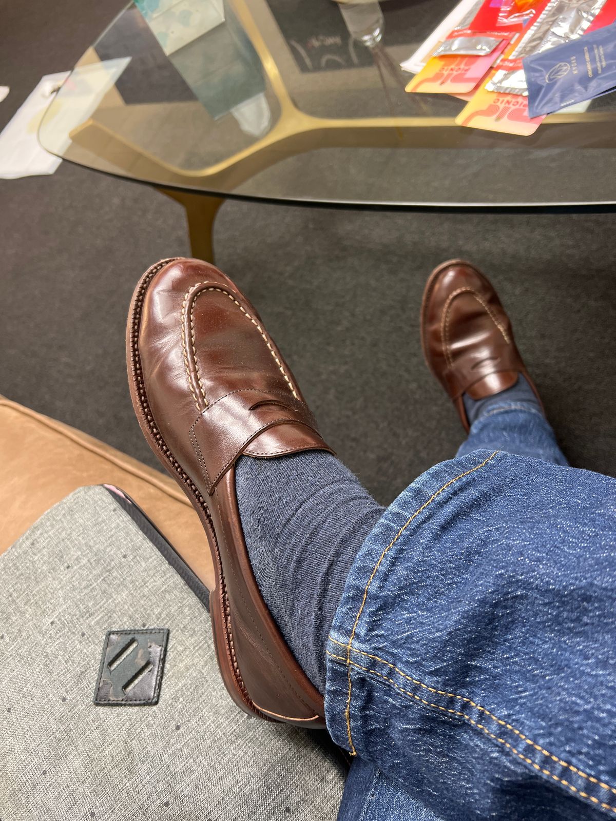Photo by Snailchang on January 15, 2024 of the Grant Stone Traveler Penny in Horween Crimson Chromexcel.