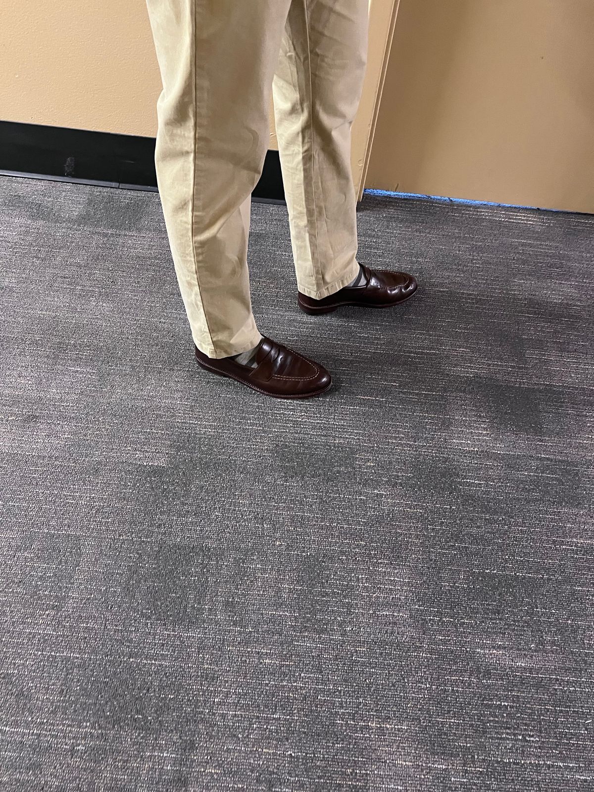 Photo by Snailchang on May 11, 2024 of the Grant Stone Traveler Penny in Horween Crimson Chromexcel.