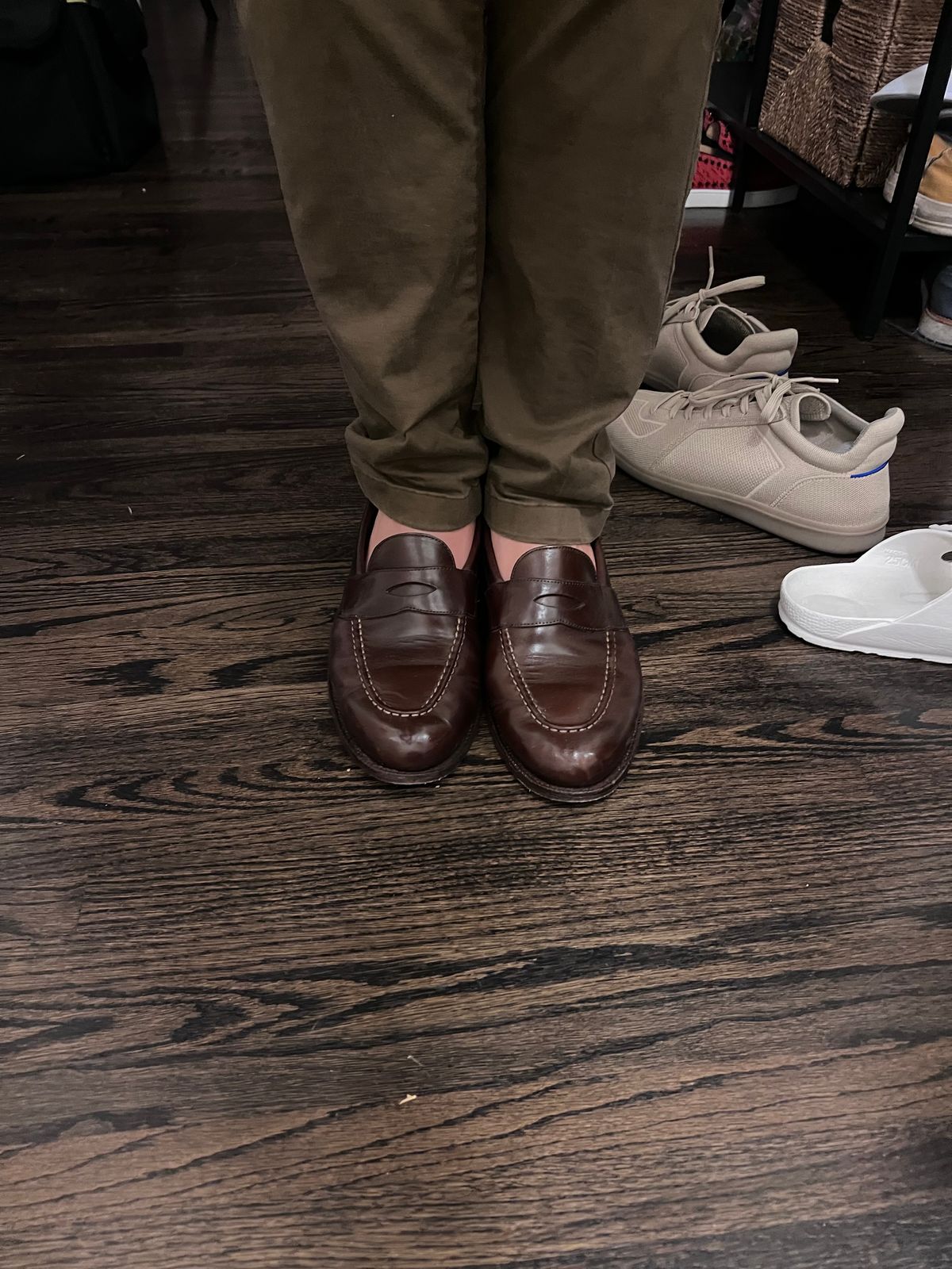 Photo by Snailchang on August 2, 2024 of the Grant Stone Traveler Penny in Horween Crimson Chromexcel.