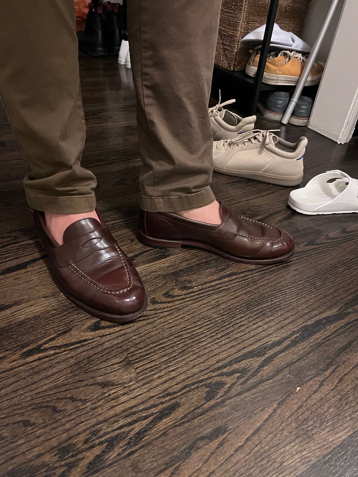 Photo by Snailchang on August 2, 2024 of the Grant Stone Traveler Penny in Horween Crimson Chromexcel.