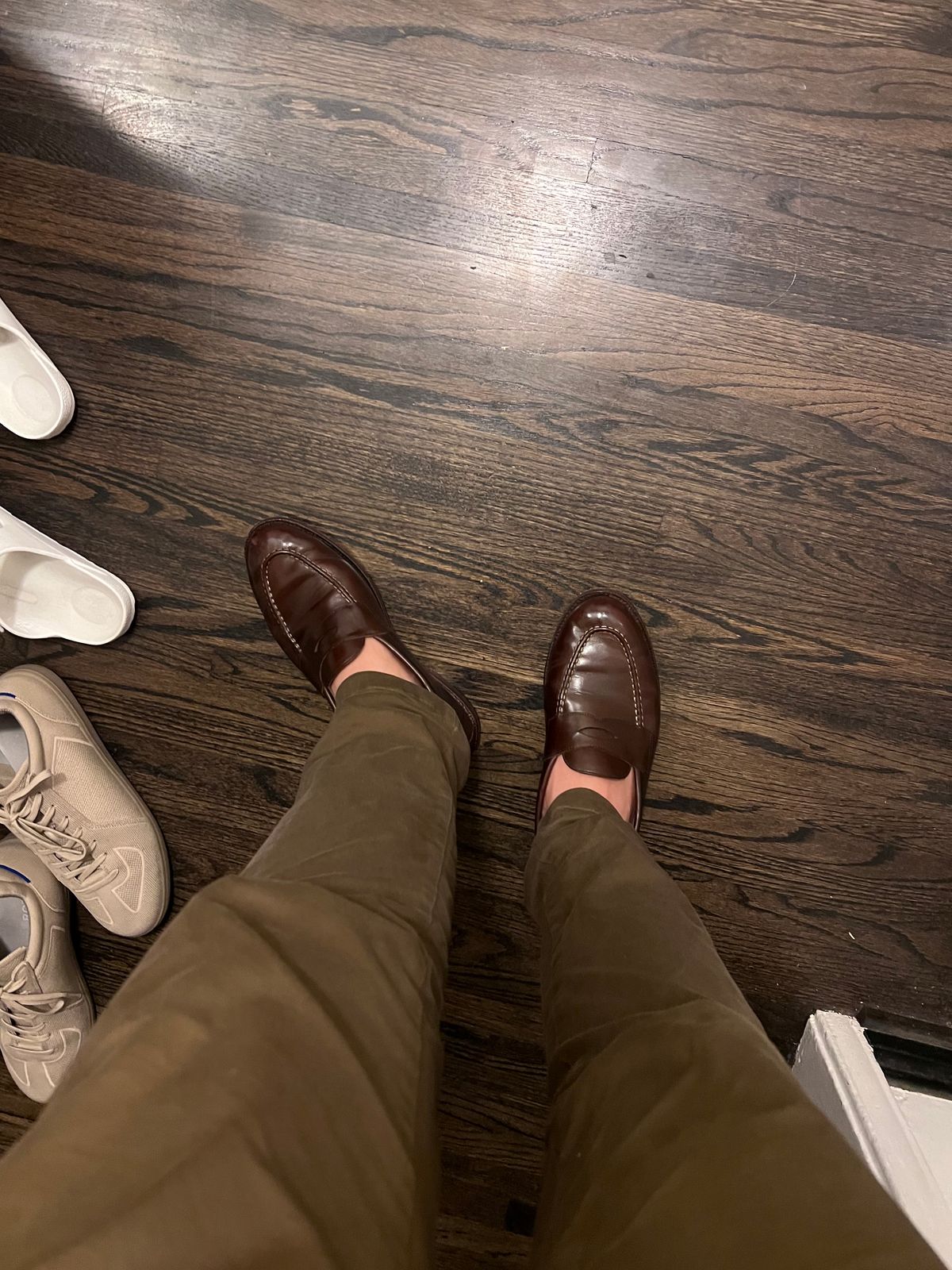 Photo by Snailchang on August 2, 2024 of the Grant Stone Traveler Penny in Horween Crimson Chromexcel.