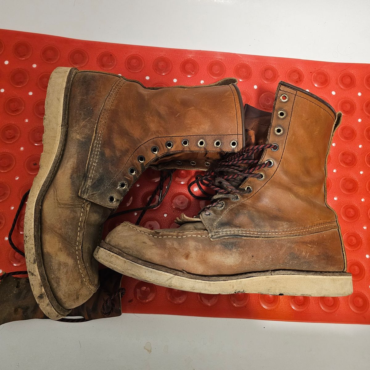 Photo by fozzie_the_bear on June 20, 2025 of the Red Wing 10877 in S.B. Foot Oro-Iginal.