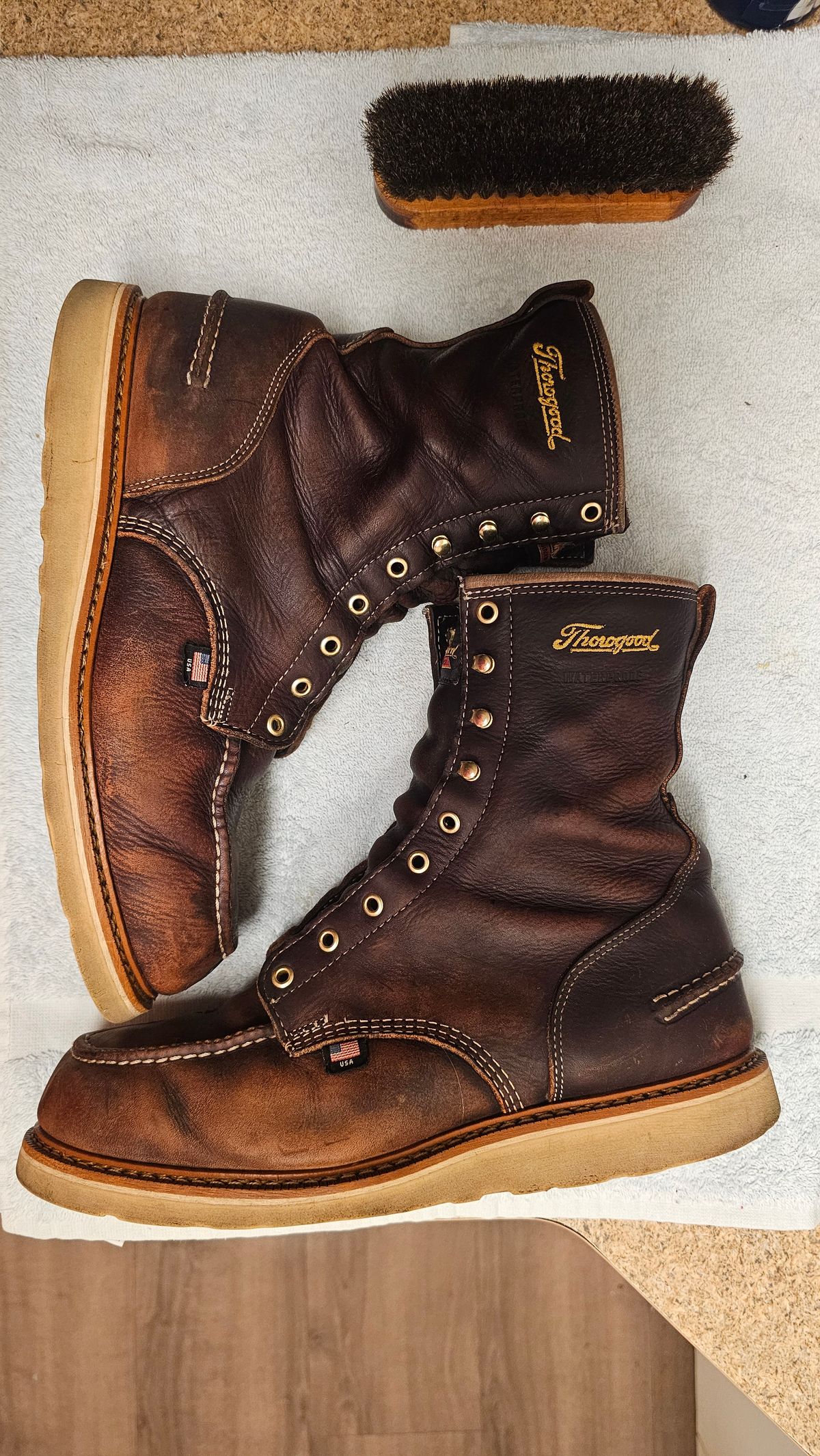 Photo by fozzie_the_bear on March 5, 2024 of the Thorogood 1957 Series 8" Moc Toe in Briar Pitstop Full Grain.