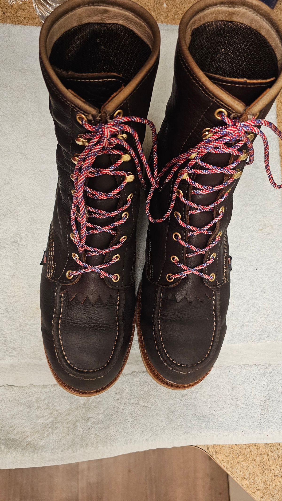 Photo by fozzie_the_bear on March 5, 2024 of the Thorogood 1957 Series 8" Moc Toe in Briar Pitstop Full Grain.