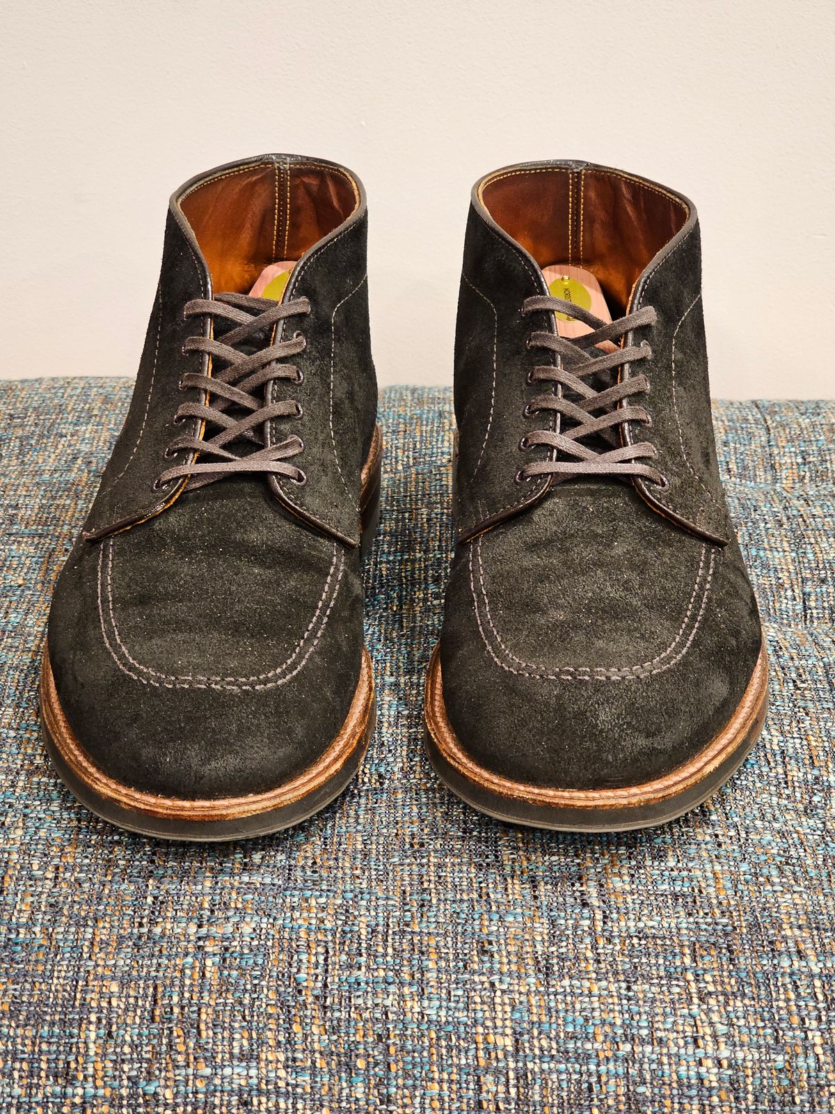 Photo by cgbaird2 on November 30, 2021 of the Alden Indy Chukka in Horween Earth Chamois Roughout.