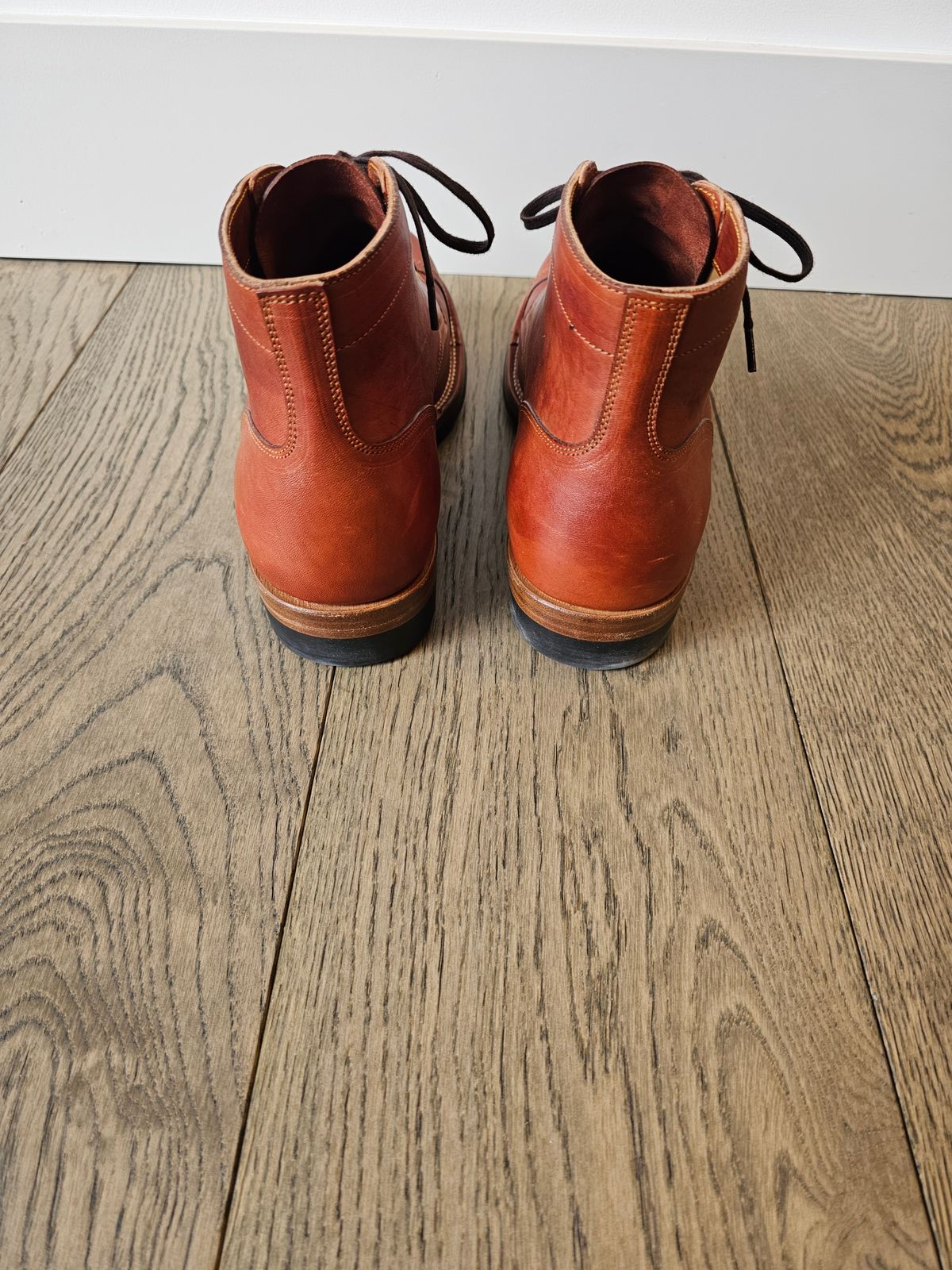 Photo by cgbaird2 on April 2, 2025 of the Iron Boots Pitman in Maryam Brick Red Hand-Dyed Horsehide.