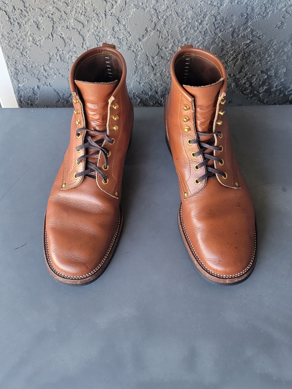 Photo by luisRuiz1125 on November 2, 2023 of the Iron Boots The Chosen One in S.B. Foot Teak Featherstone.