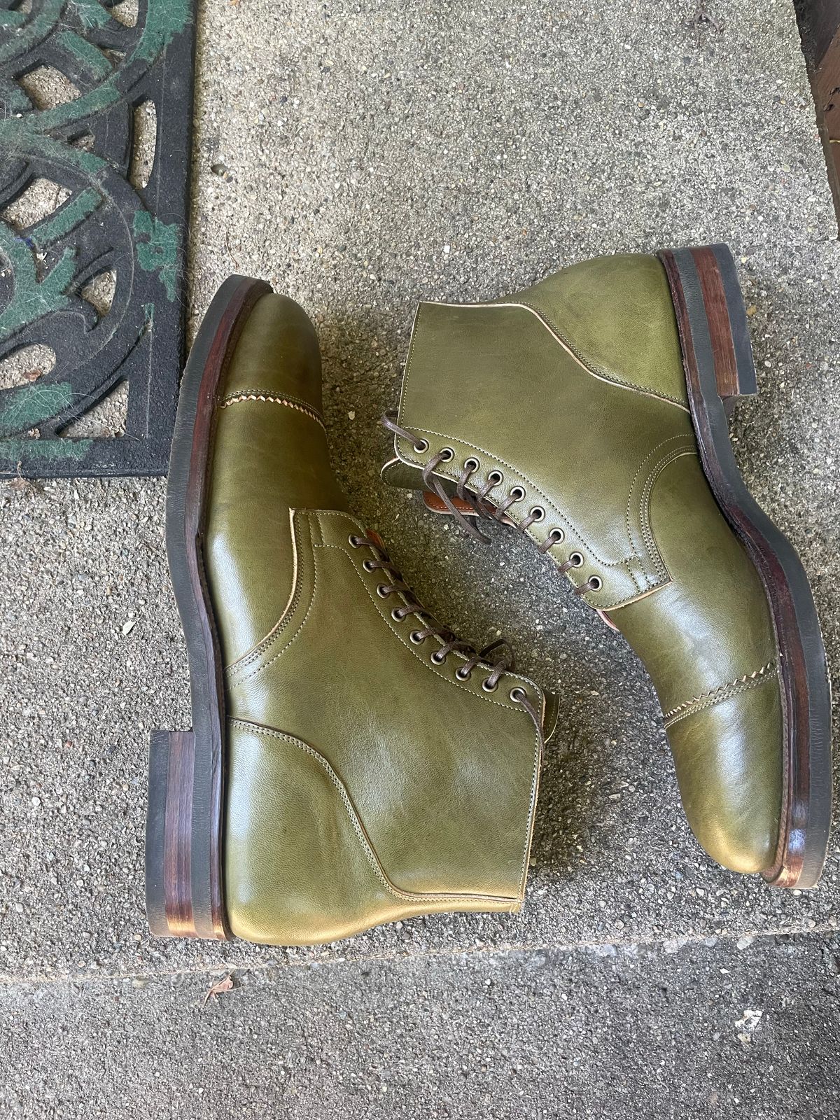 Photo by rrubes16 on October 3, 2022 of the Viberg Service Boot PCT in Shinki Olive Latigo Horsehide.