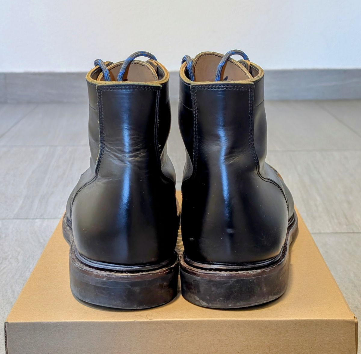 Photo by Marky on January 1, 2025 of the Luosjiet Service Boot in Black Teacore OTA.